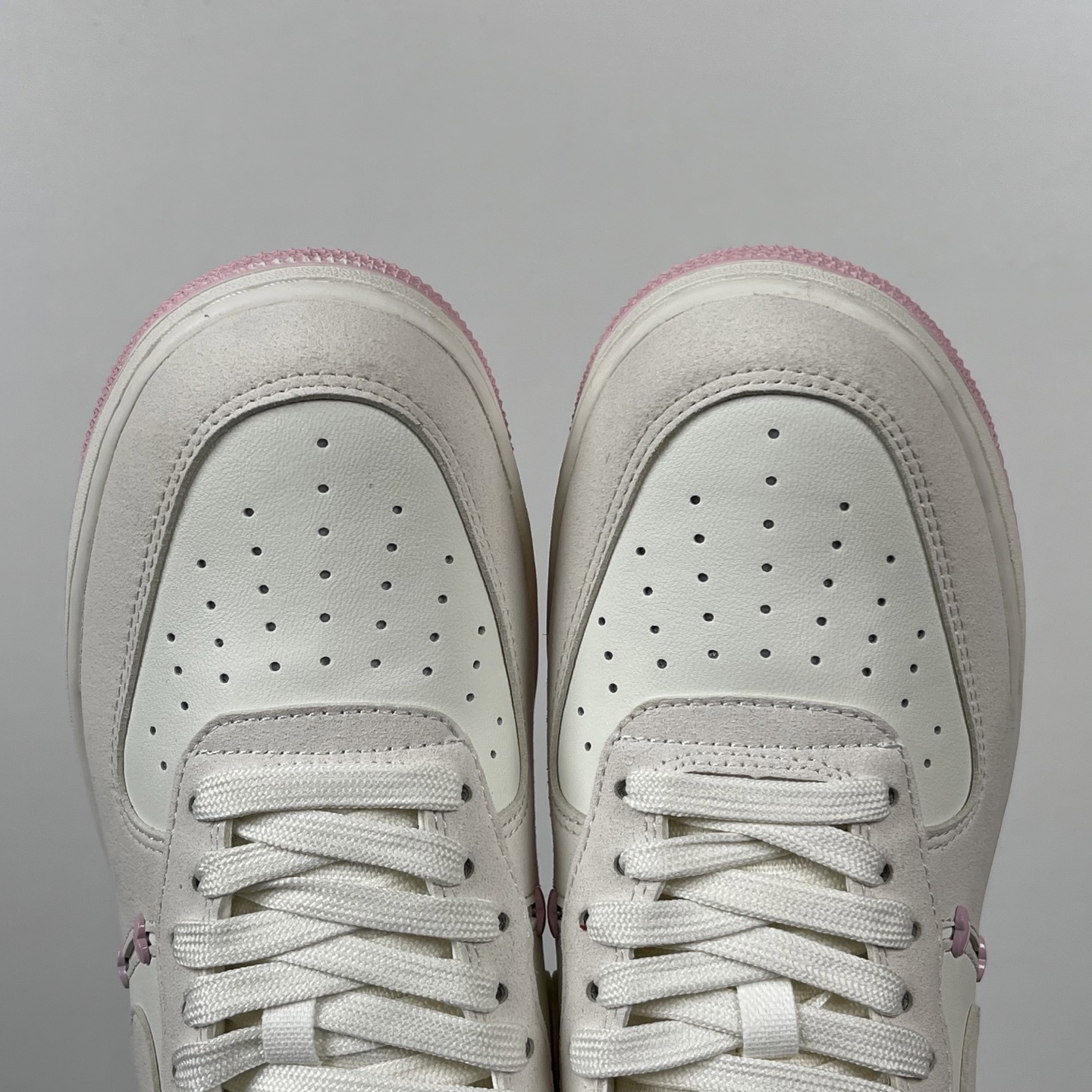 特价
NK Air Force 1 07 空军一号经典低帮板鞋 情人节米白粉!
货号:HV59