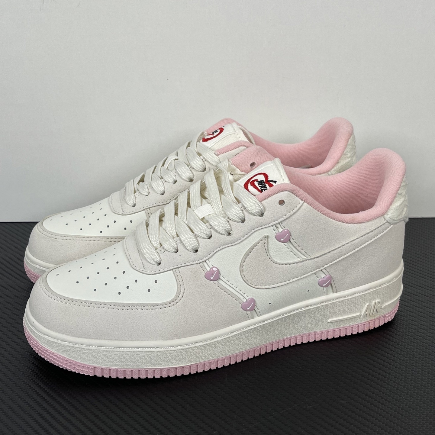 特价
NK Air Force 1 07 空军一号经典低帮板鞋 情人节米白粉!
货号:HV59
