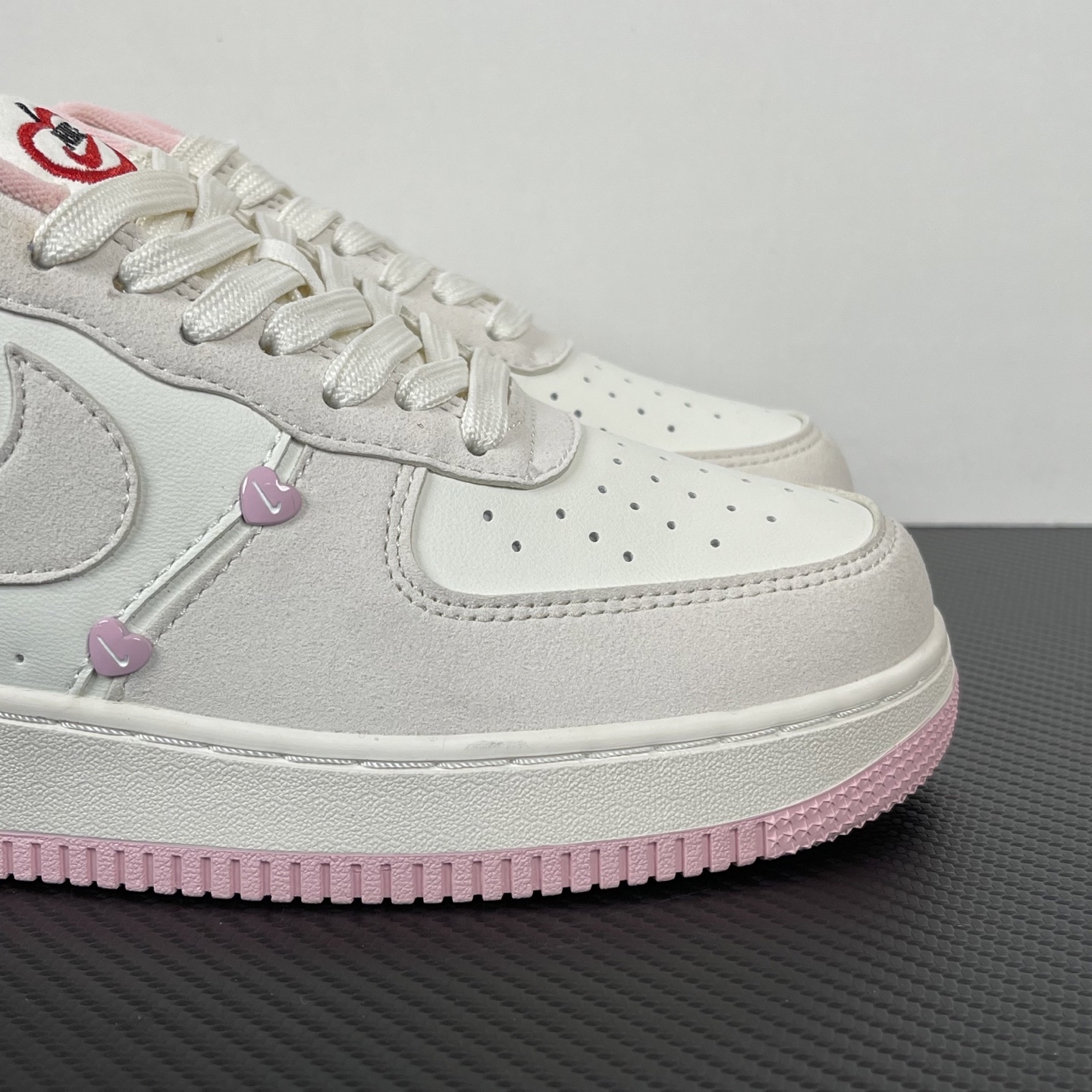 特价
NK Air Force 1 07 空军一号经典低帮板鞋 情人节米白粉!
货号:HV59