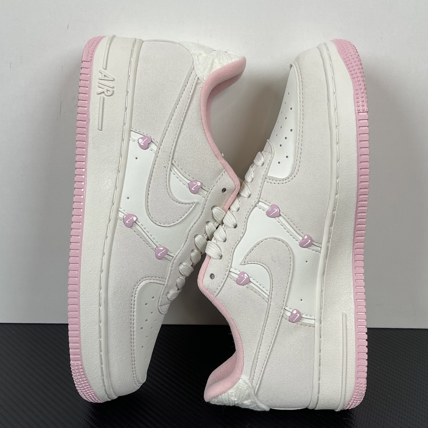 特价
NK Air Force 1 07 空军一号经典低帮板鞋 情人节米白粉!
货号:HV59