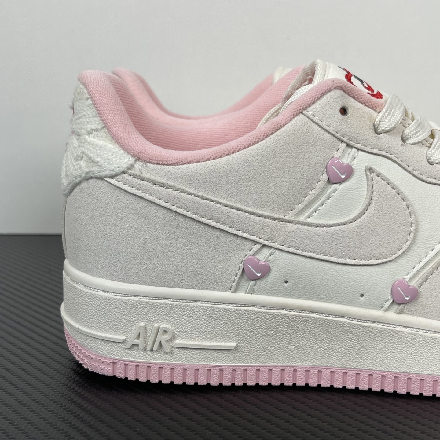 特价
NK Air Force 1 07 空军一号经典低帮板鞋 情人节米白粉!
货号:HV59