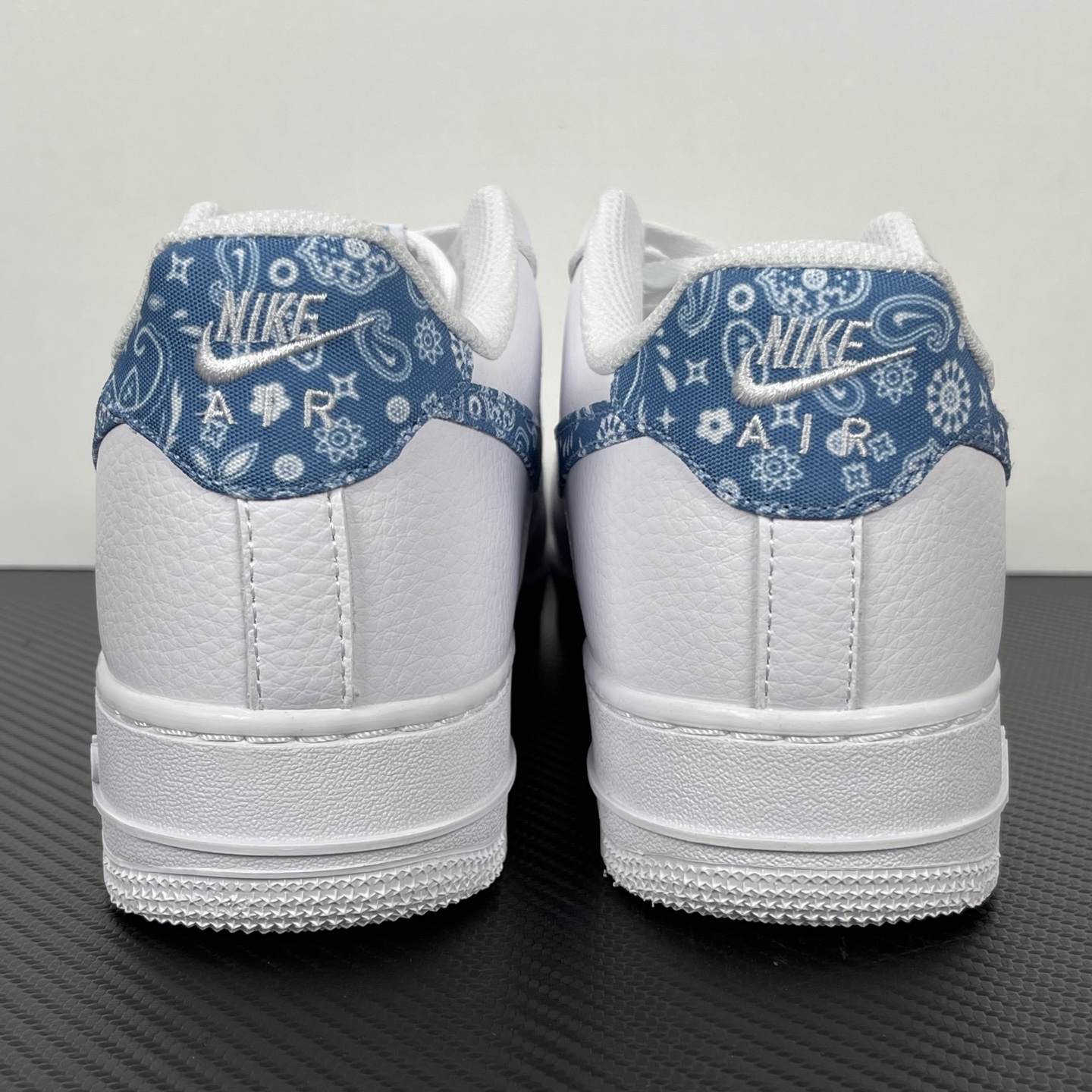 特价    
 NK Air Force 1´07 Low 空军一号低帮百搭休闲运动板鞋 纯白蓝腰果花！