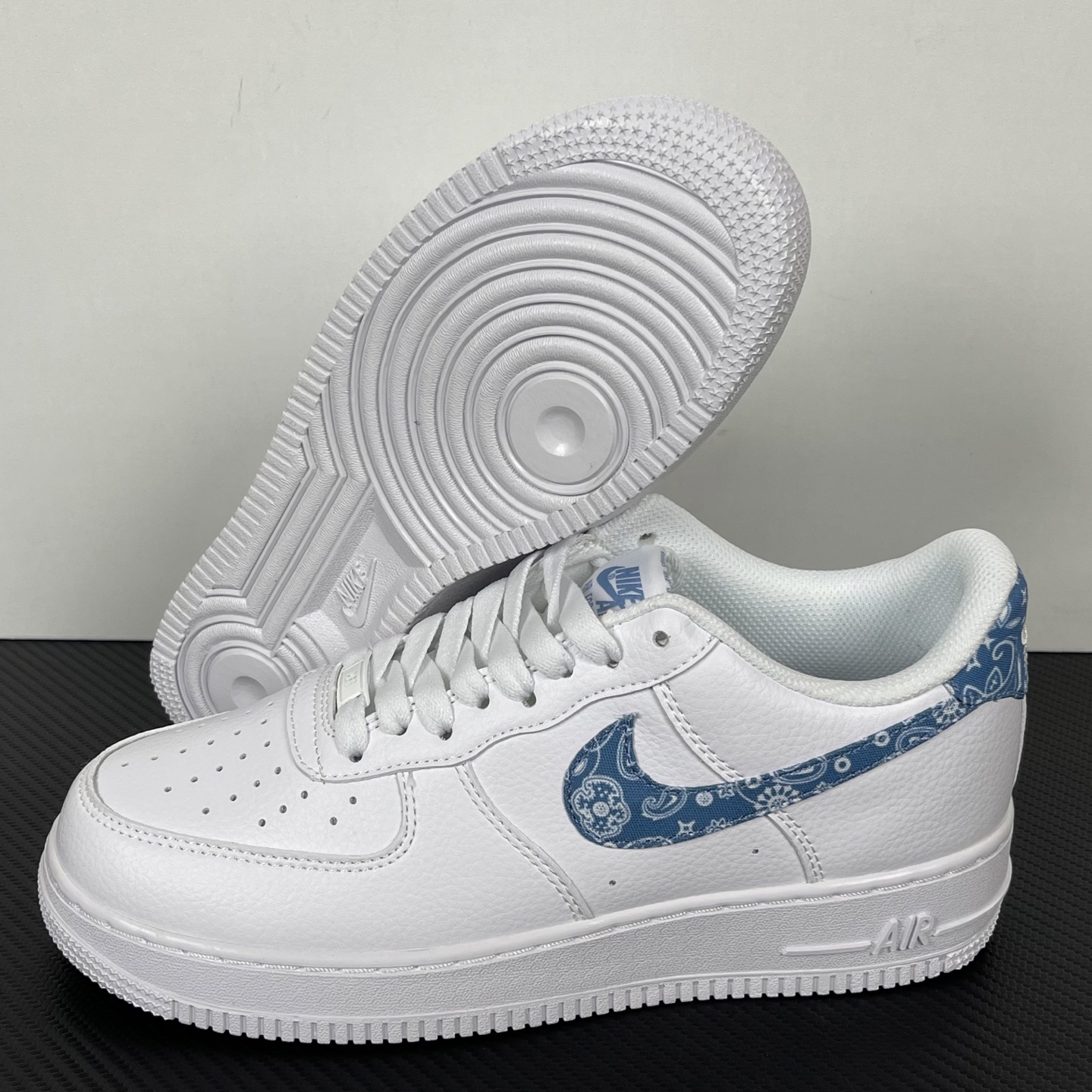 特价    
 NK Air Force 1´07 Low 空军一号低帮百搭休闲运动板鞋 纯白蓝腰果花！