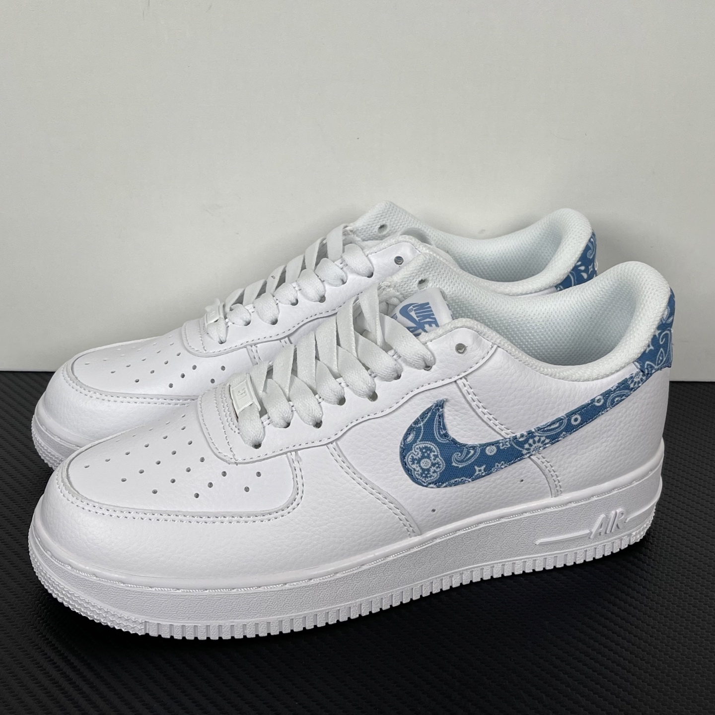 特价    
 NK Air Force 1´07 Low 空军一号低帮百搭休闲运动板鞋 纯白蓝腰果花！