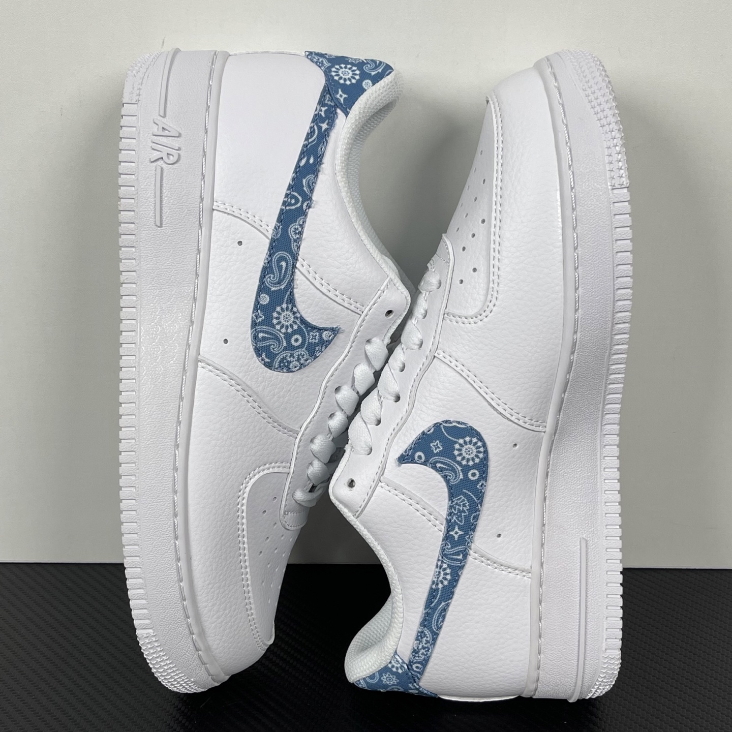 特价    
 NK Air Force 1´07 Low 空军一号低帮百搭休闲运动板鞋 纯白蓝腰果花！