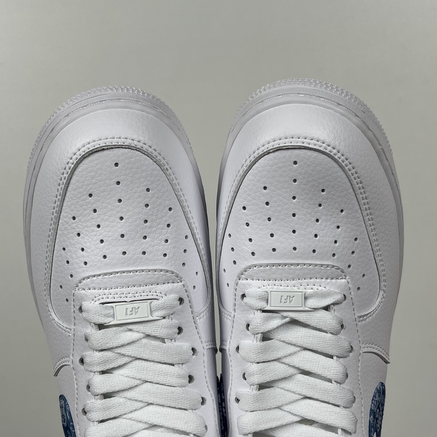 特价    
 NK Air Force 1´07 Low 空军一号低帮百搭休闲运动板鞋 纯白蓝腰果花！