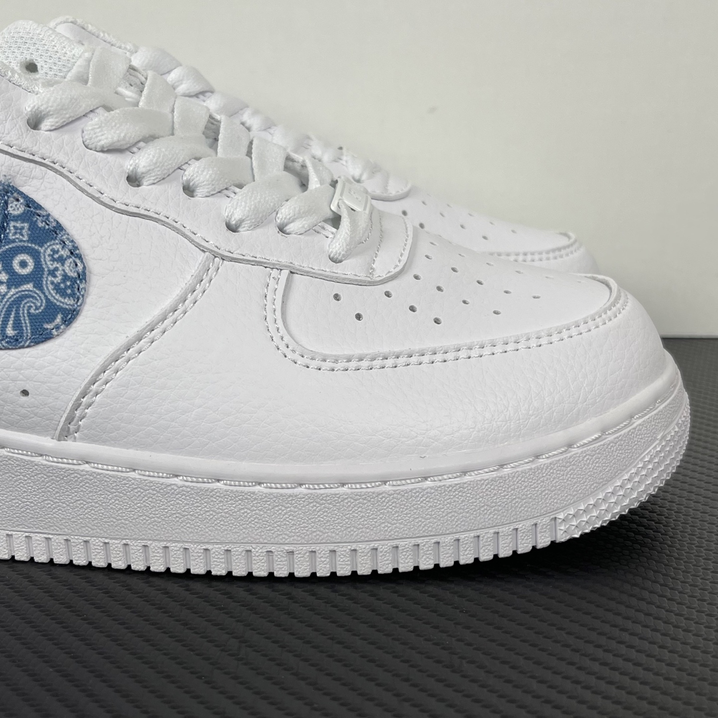 特价    
 NK Air Force 1´07 Low 空军一号低帮百搭休闲运动板鞋 纯白蓝腰果花！