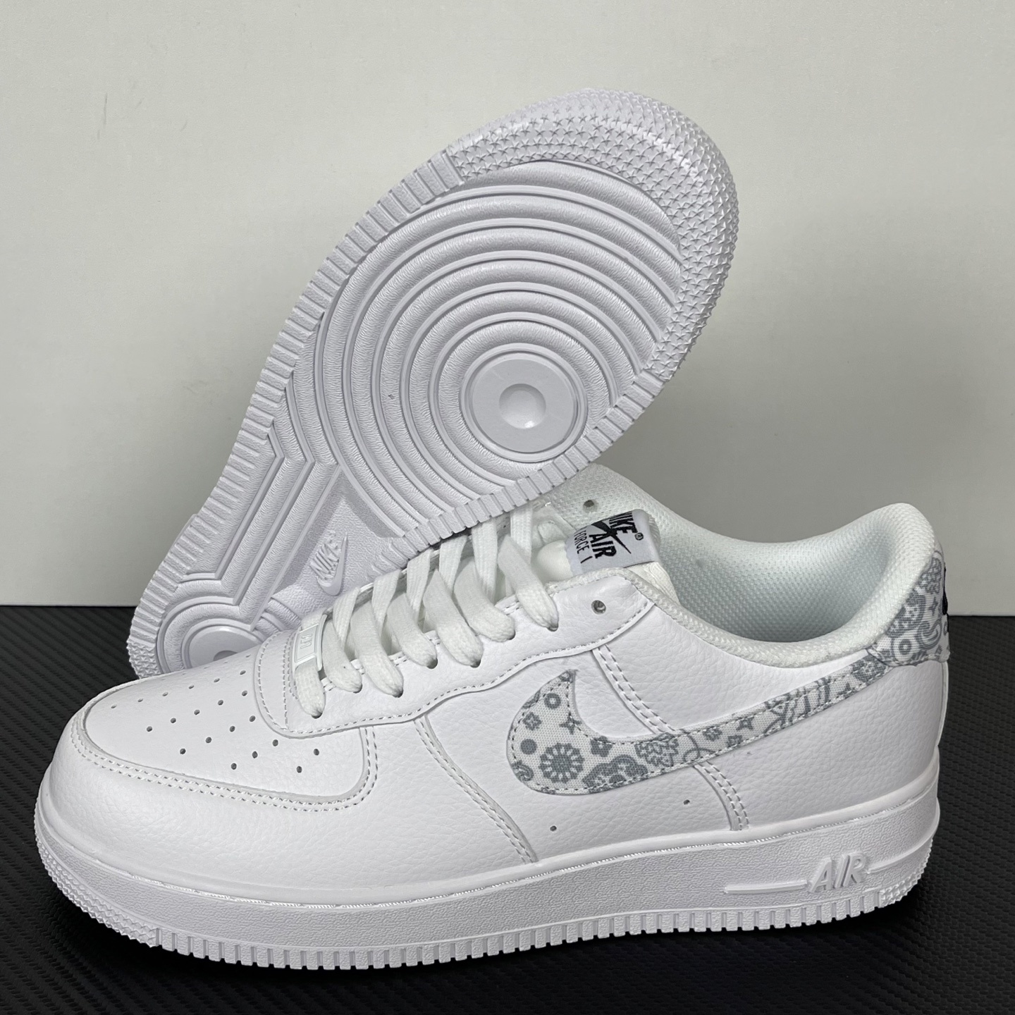 特价
NK Air Force 1´07 Low 空军一号低帮百搭休闲运动板鞋 纯白浅白腰果花