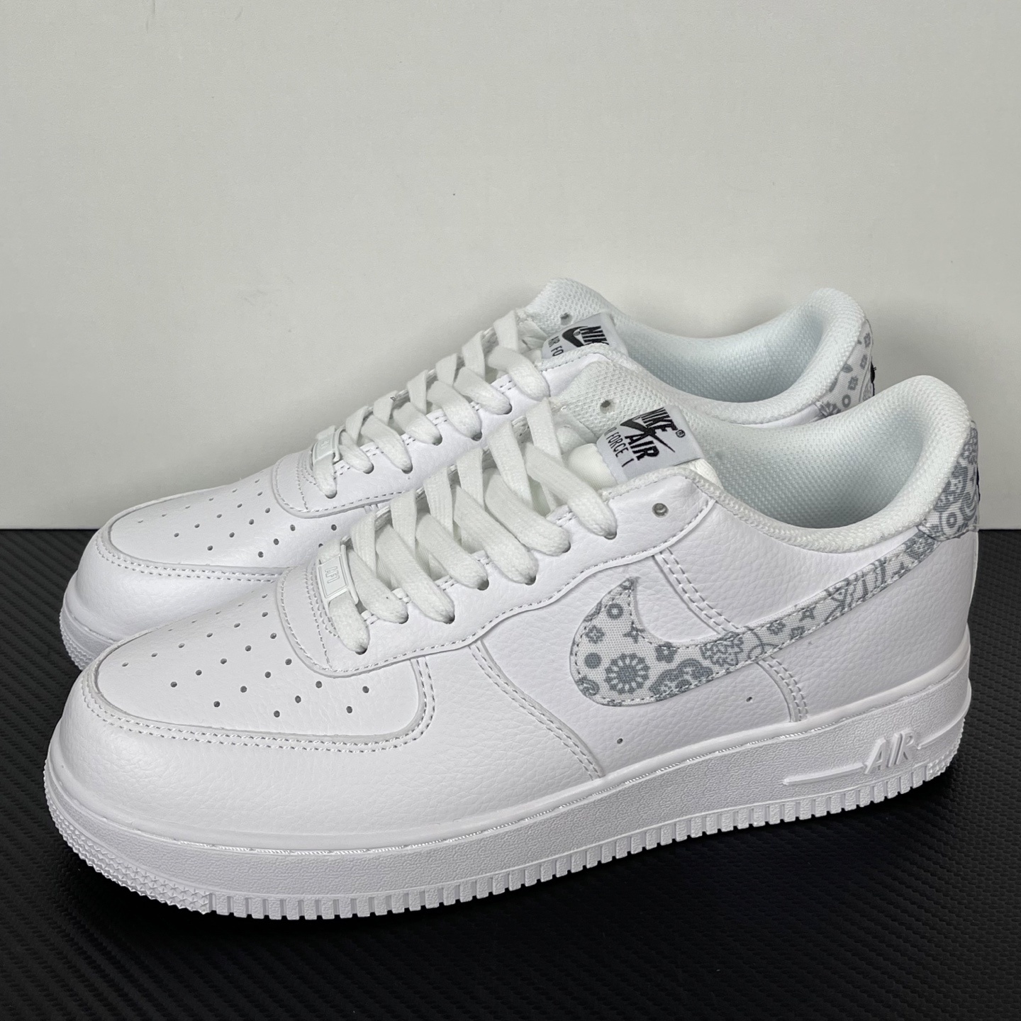 特价
NK Air Force 1´07 Low 空军一号低帮百搭休闲运动板鞋 纯白浅白腰果花