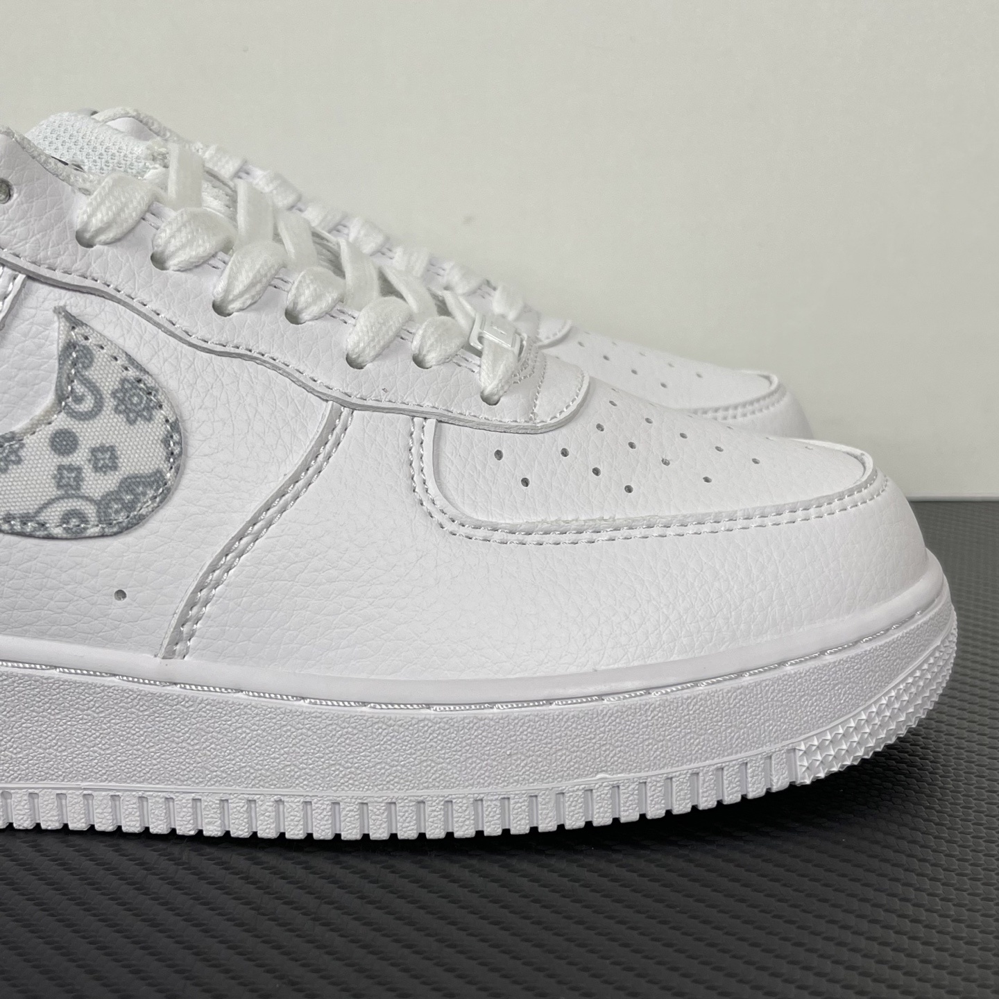 特价
NK Air Force 1´07 Low 空军一号低帮百搭休闲运动板鞋 纯白浅白腰果花