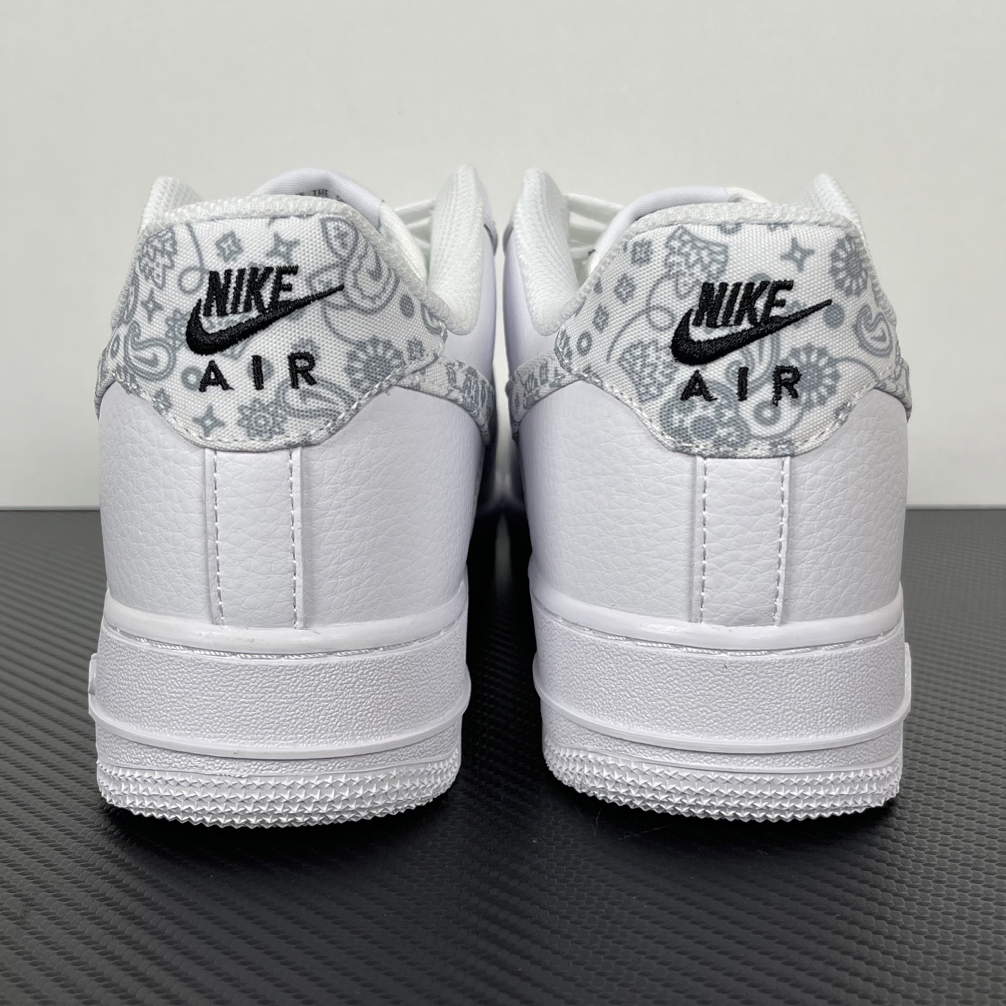 特价
NK Air Force 1´07 Low 空军一号低帮百搭休闲运动板鞋 纯白浅白腰果花