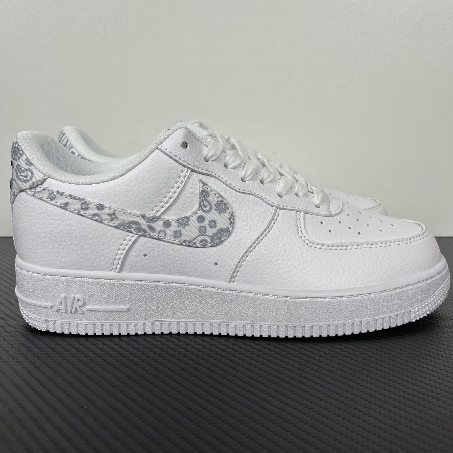 特价
NK Air Force 1´07 Low 空军一号低帮百搭休闲运动板鞋 纯白浅白腰果花