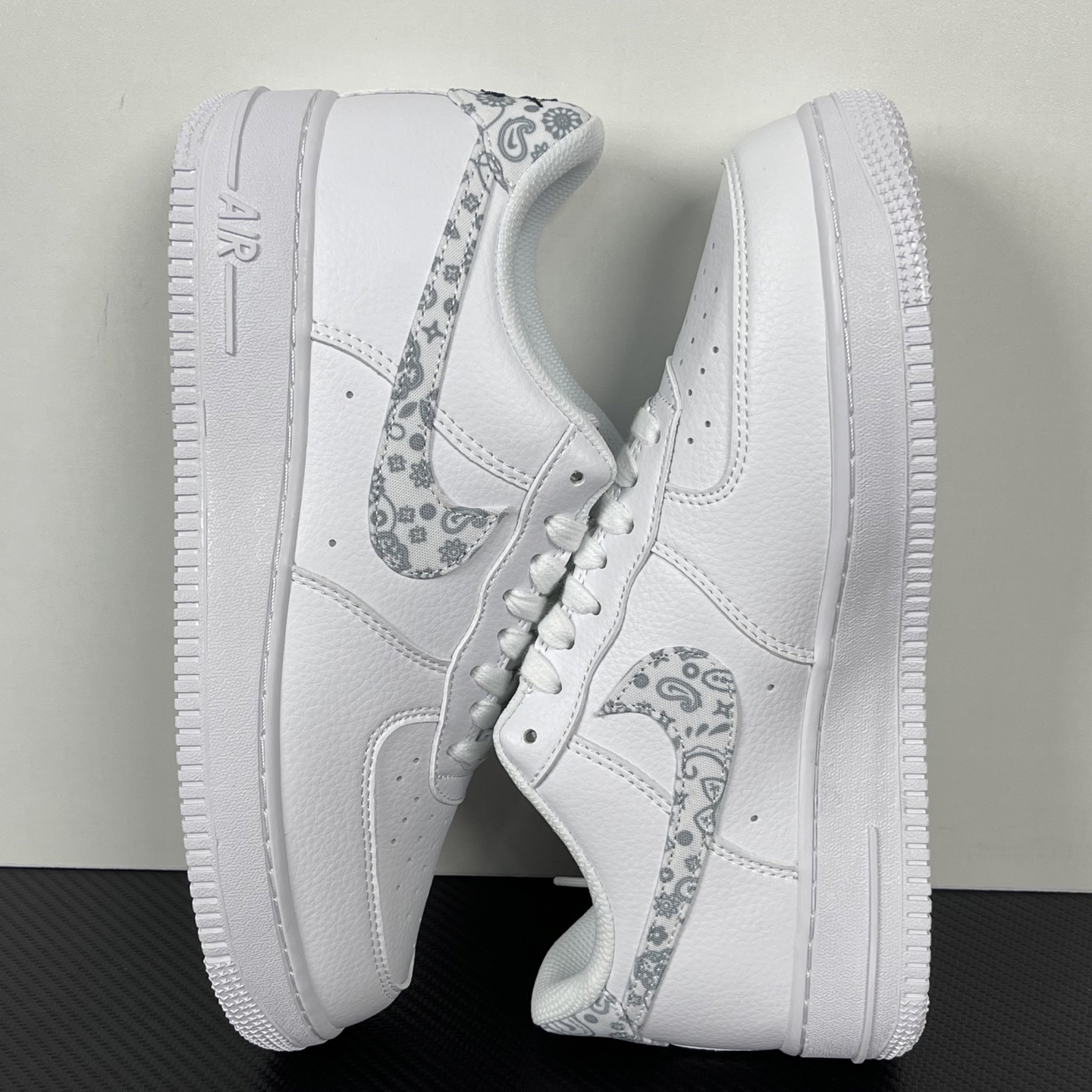 特价
NK Air Force 1´07 Low 空军一号低帮百搭休闲运动板鞋 纯白浅白腰果花