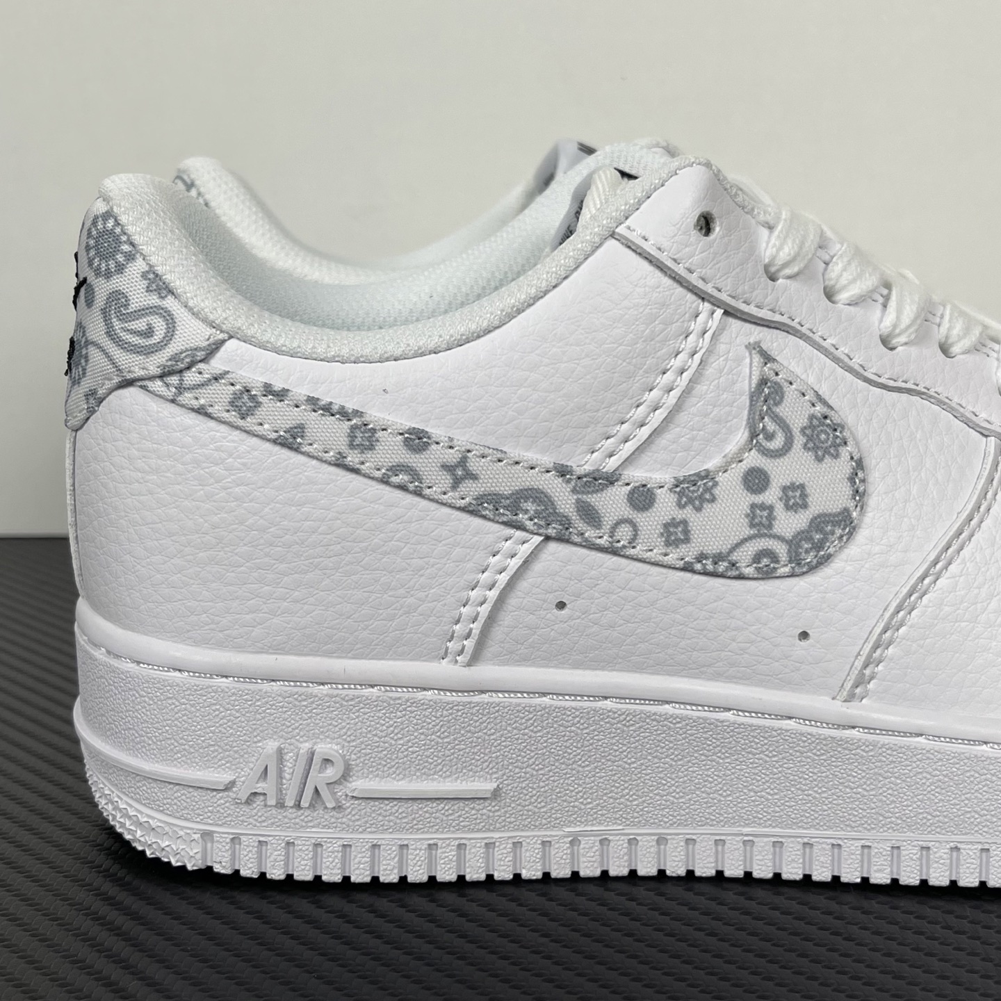 特价
NK Air Force 1´07 Low 空军一号低帮百搭休闲运动板鞋 纯白浅白腰果花