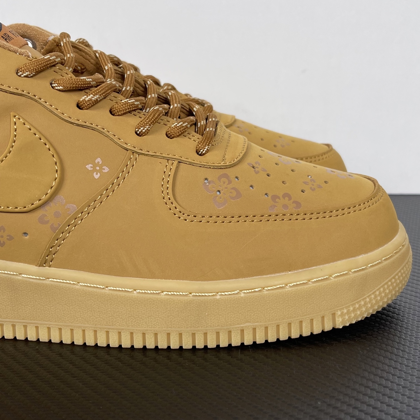 特价    
 NK Air Force 1´07 Low 空军一号低帮百搭休闲运动板鞋 小麦印花！
货
