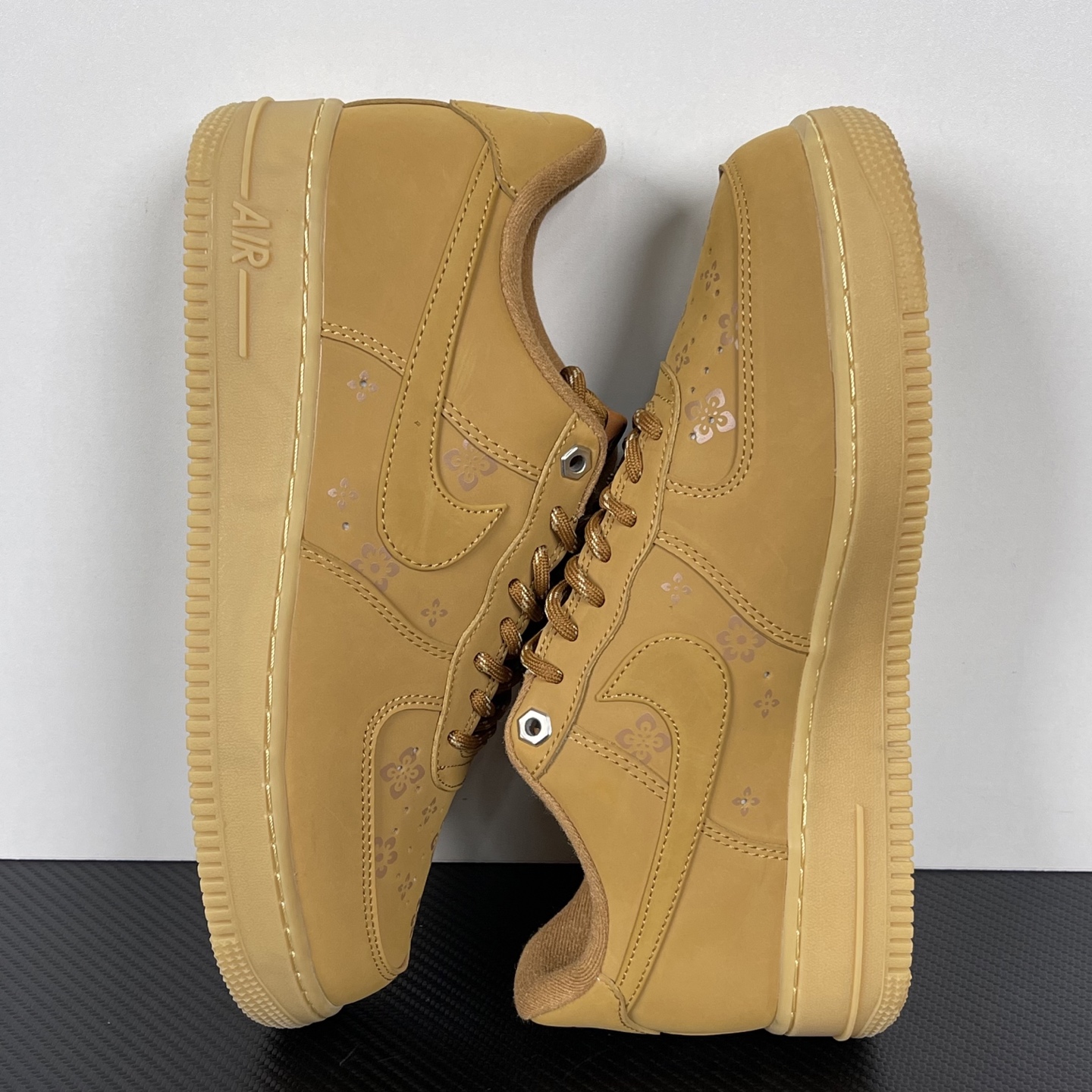 特价    
 NK Air Force 1´07 Low 空军一号低帮百搭休闲运动板鞋 小麦印花！
货