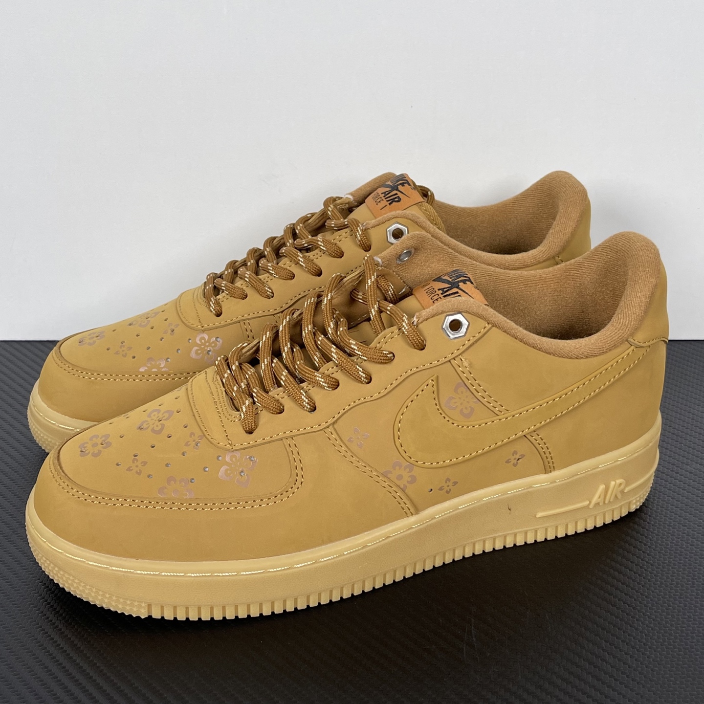 特价    
 NK Air Force 1´07 Low 空军一号低帮百搭休闲运动板鞋 小麦印花！
货