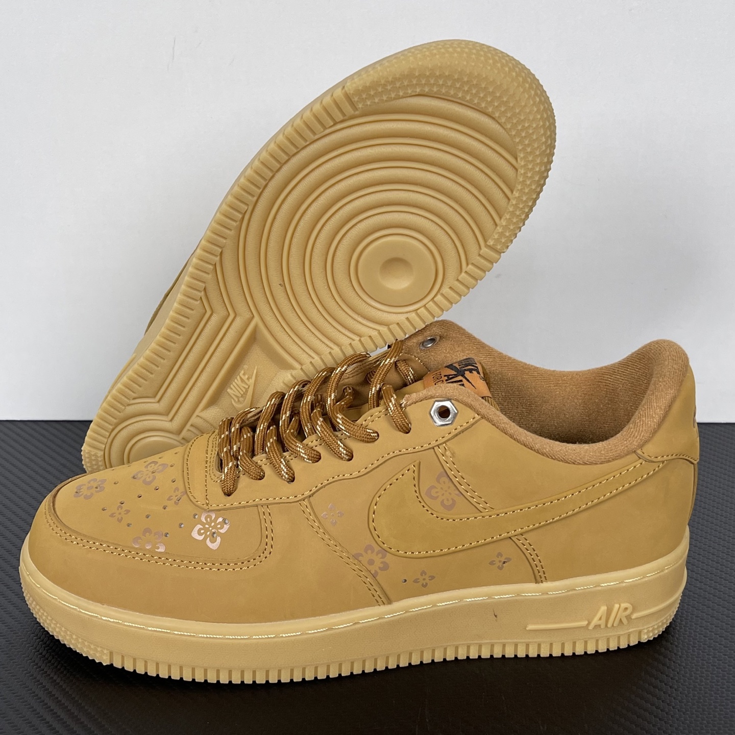 特价    
 NK Air Force 1´07 Low 空军一号低帮百搭休闲运动板鞋 小麦印花！
货