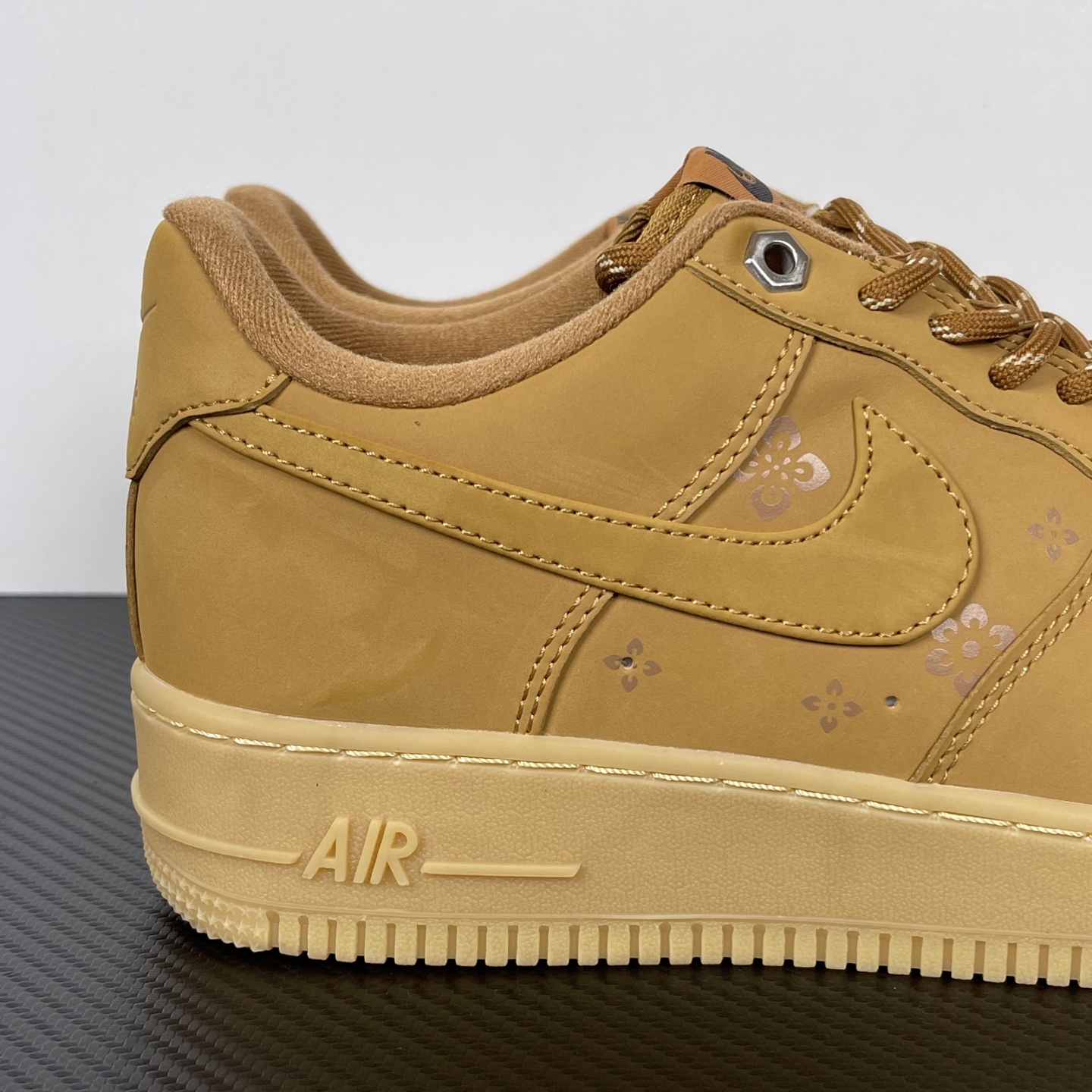 特价    
 NK Air Force 1´07 Low 空军一号低帮百搭休闲运动板鞋 小麦印花！
货
