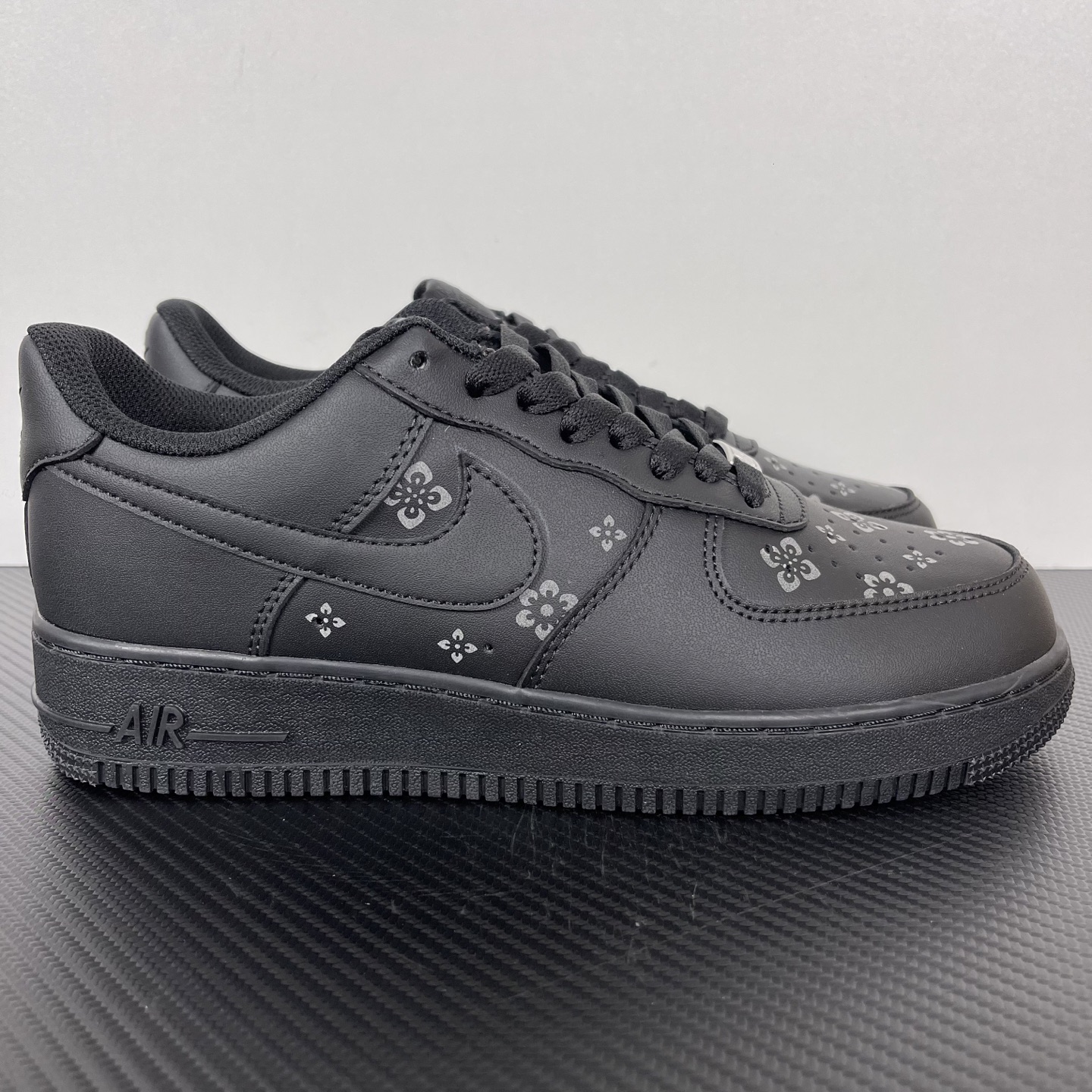 特价    
 NK Air Force 1´07 Low 空军一号低帮百搭休闲运动板鞋 纯黑印花！
货