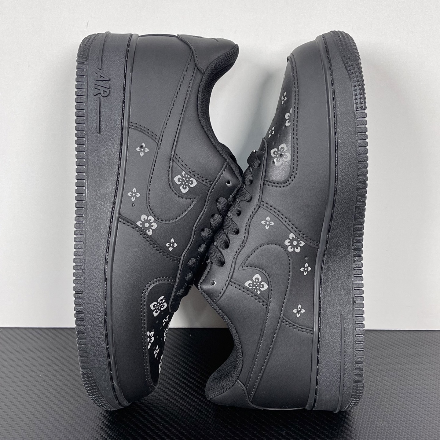 特价    
 NK Air Force 1´07 Low 空军一号低帮百搭休闲运动板鞋 纯黑印花！
货