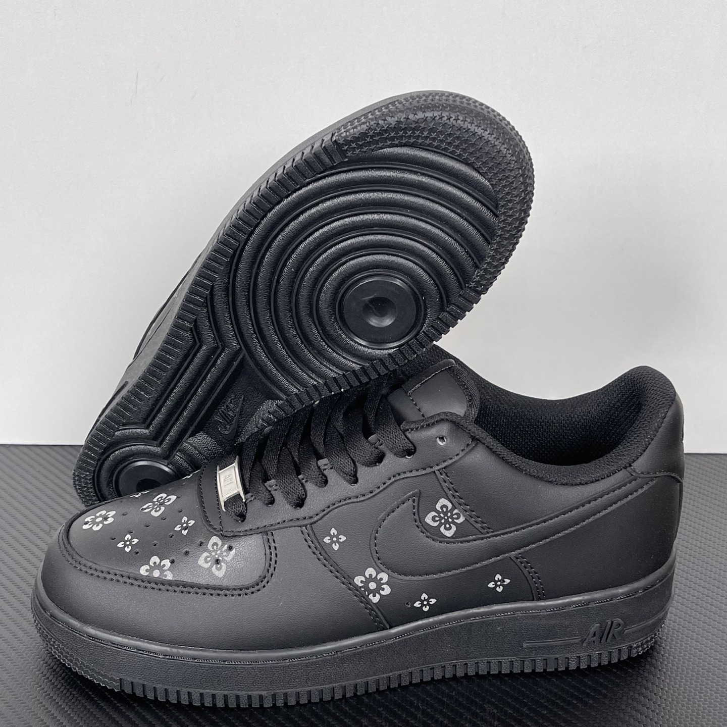 特价    
 NK Air Force 1´07 Low 空军一号低帮百搭休闲运动板鞋 纯黑印花！
货