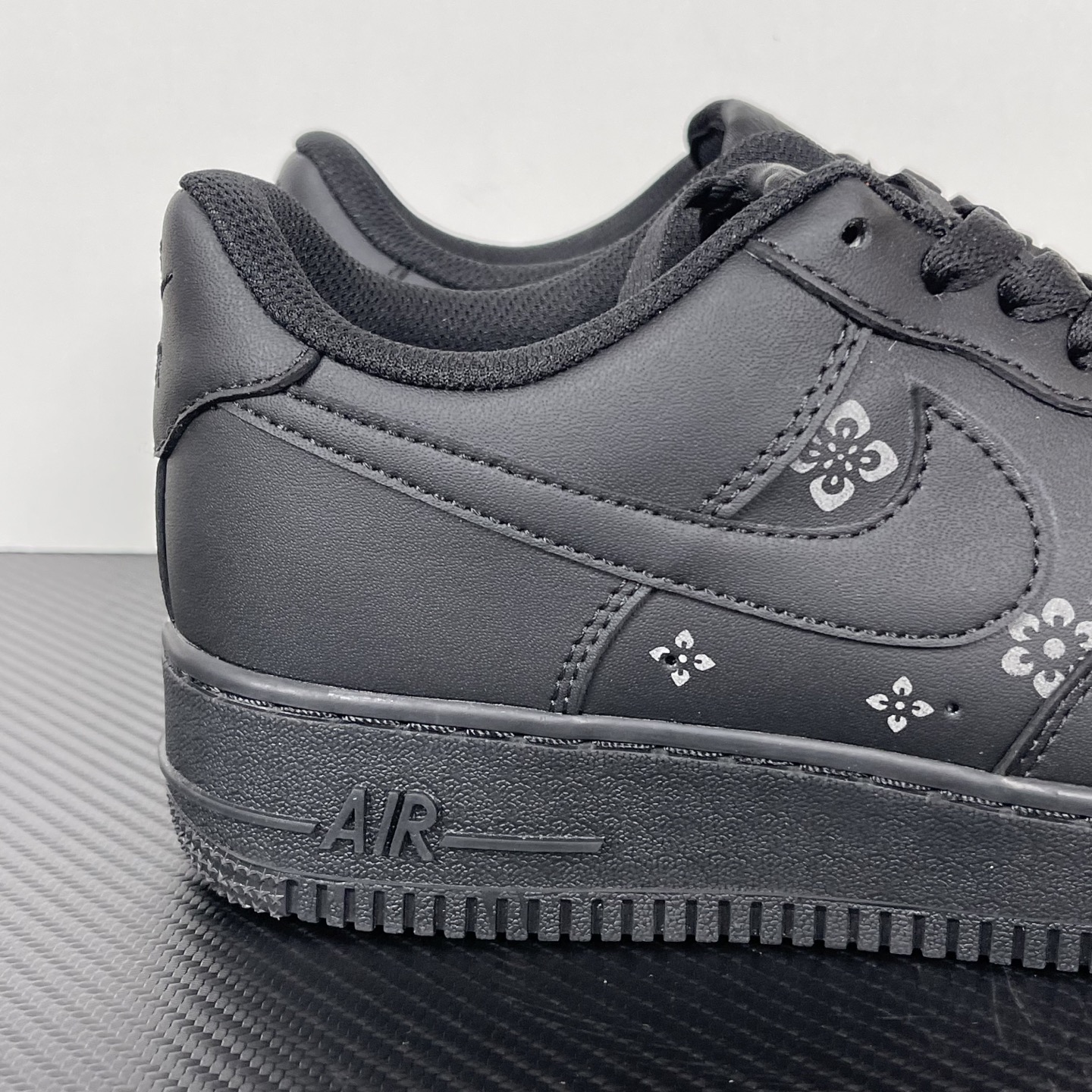 特价    
 NK Air Force 1´07 Low 空军一号低帮百搭休闲运动板鞋 纯黑印花！
货
