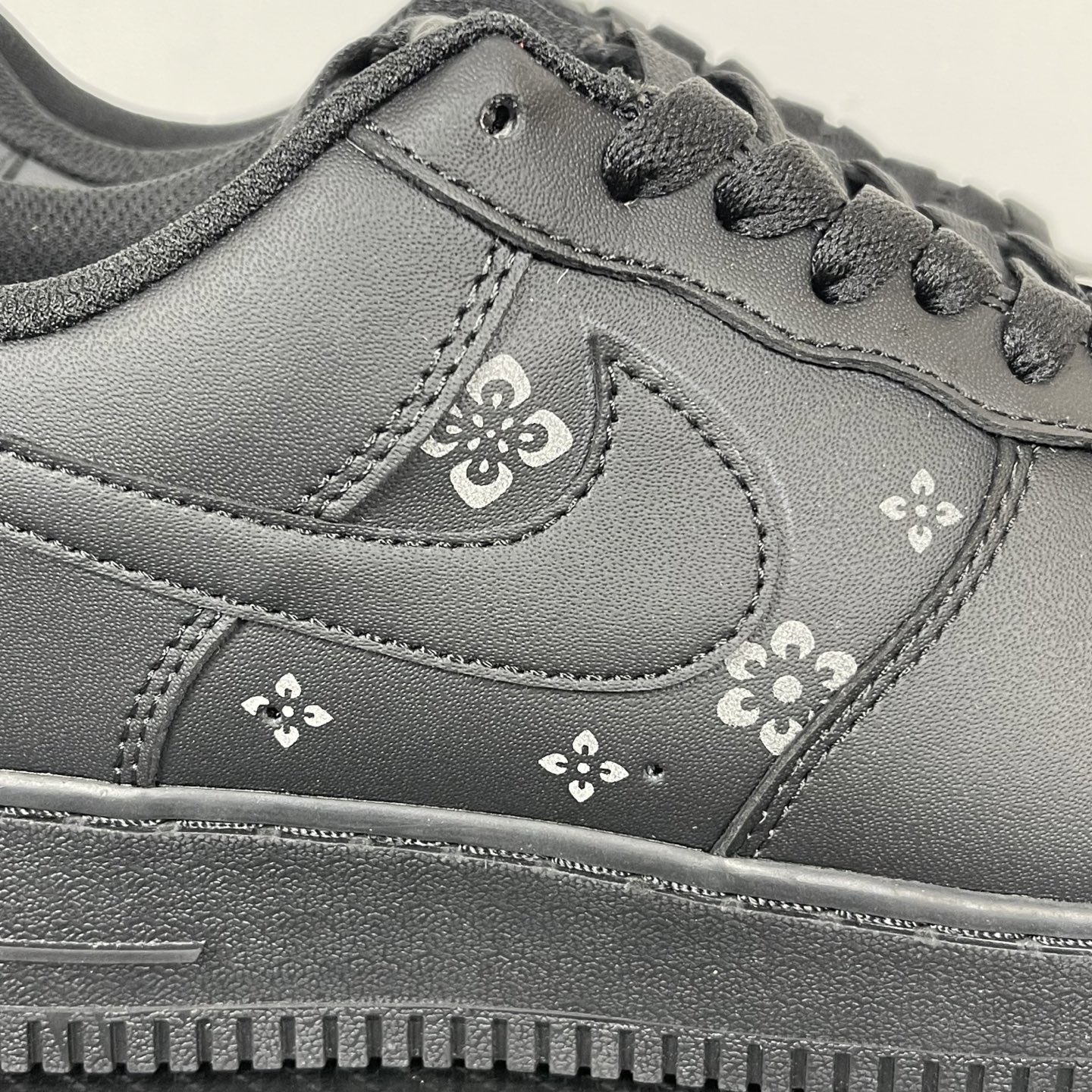 特价    
 NK Air Force 1´07 Low 空军一号低帮百搭休闲运动板鞋 纯黑印花！
货