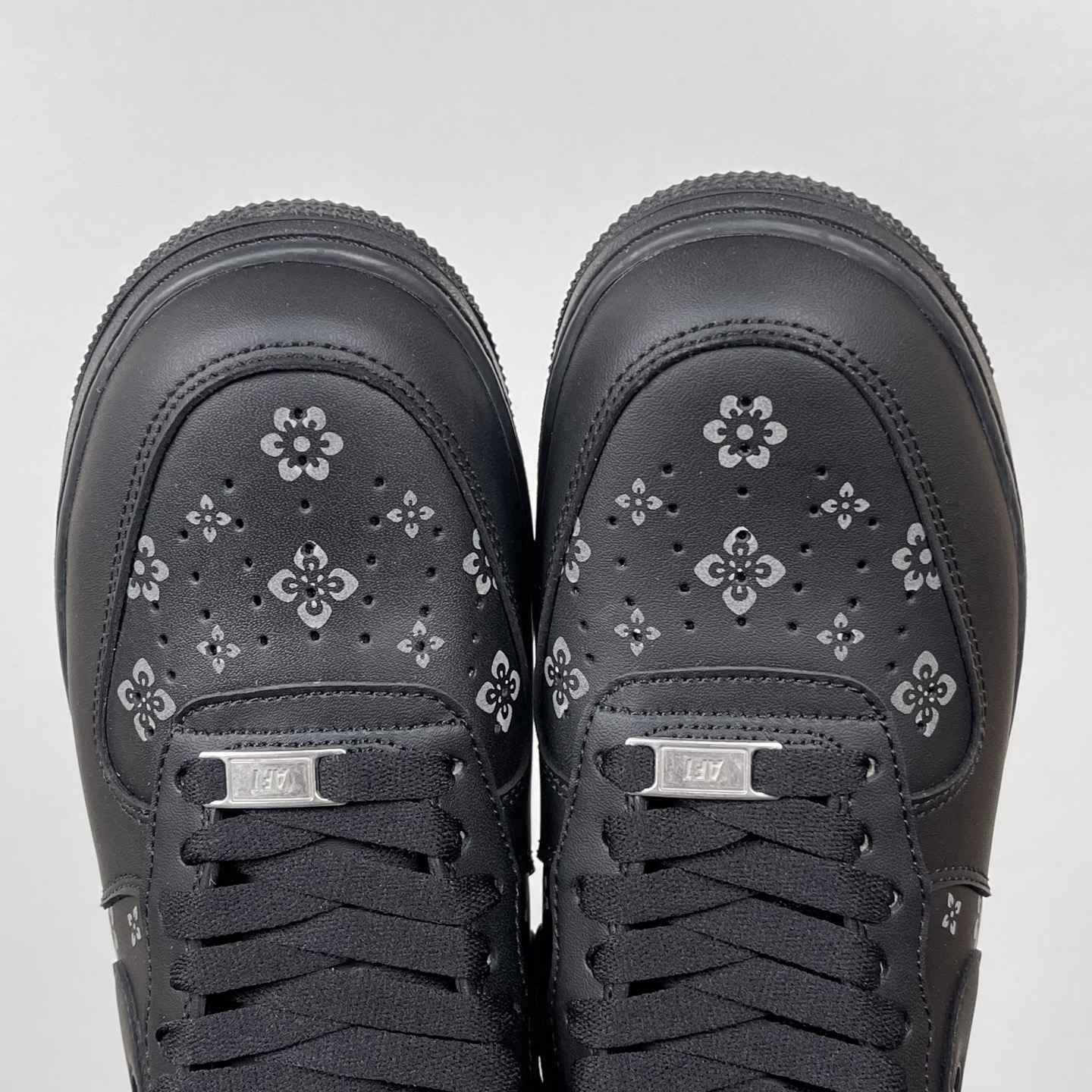 特价    
 NK Air Force 1´07 Low 空军一号低帮百搭休闲运动板鞋 纯黑印花！
货