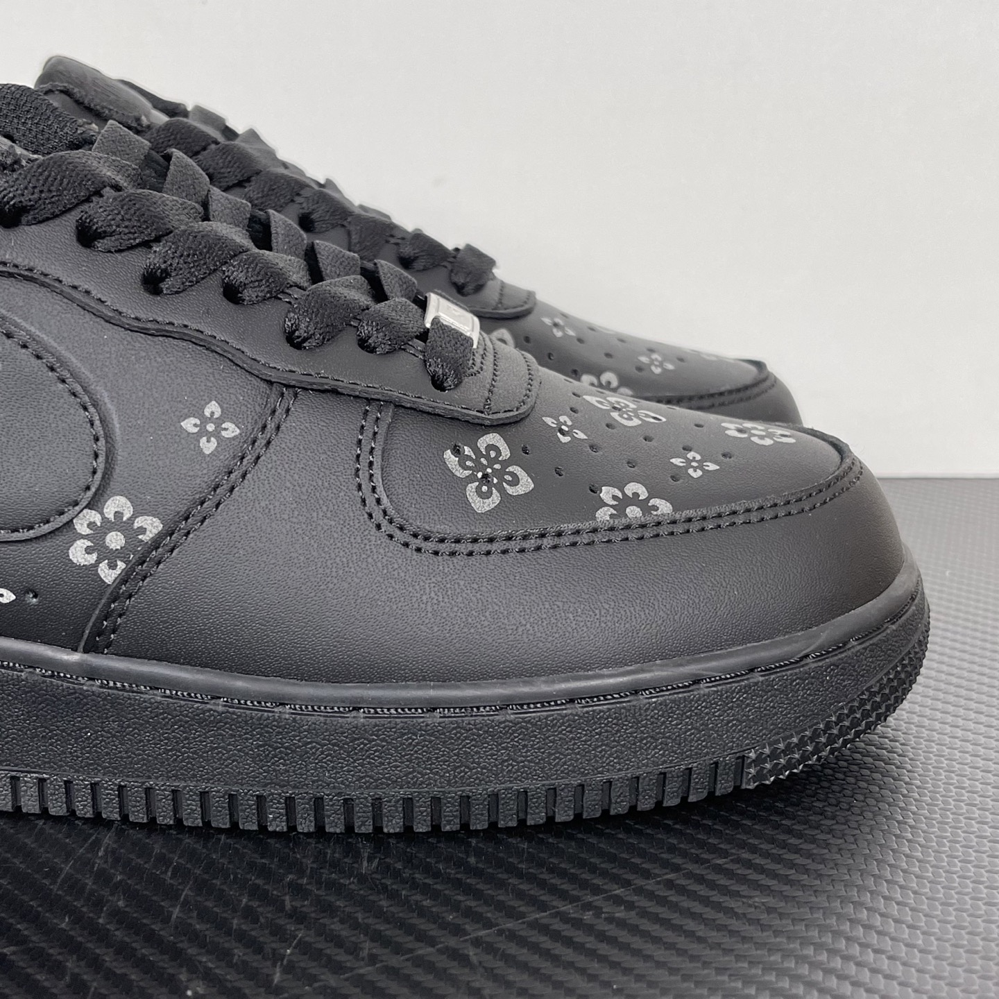 特价    
 NK Air Force 1´07 Low 空军一号低帮百搭休闲运动板鞋 纯黑印花！
货