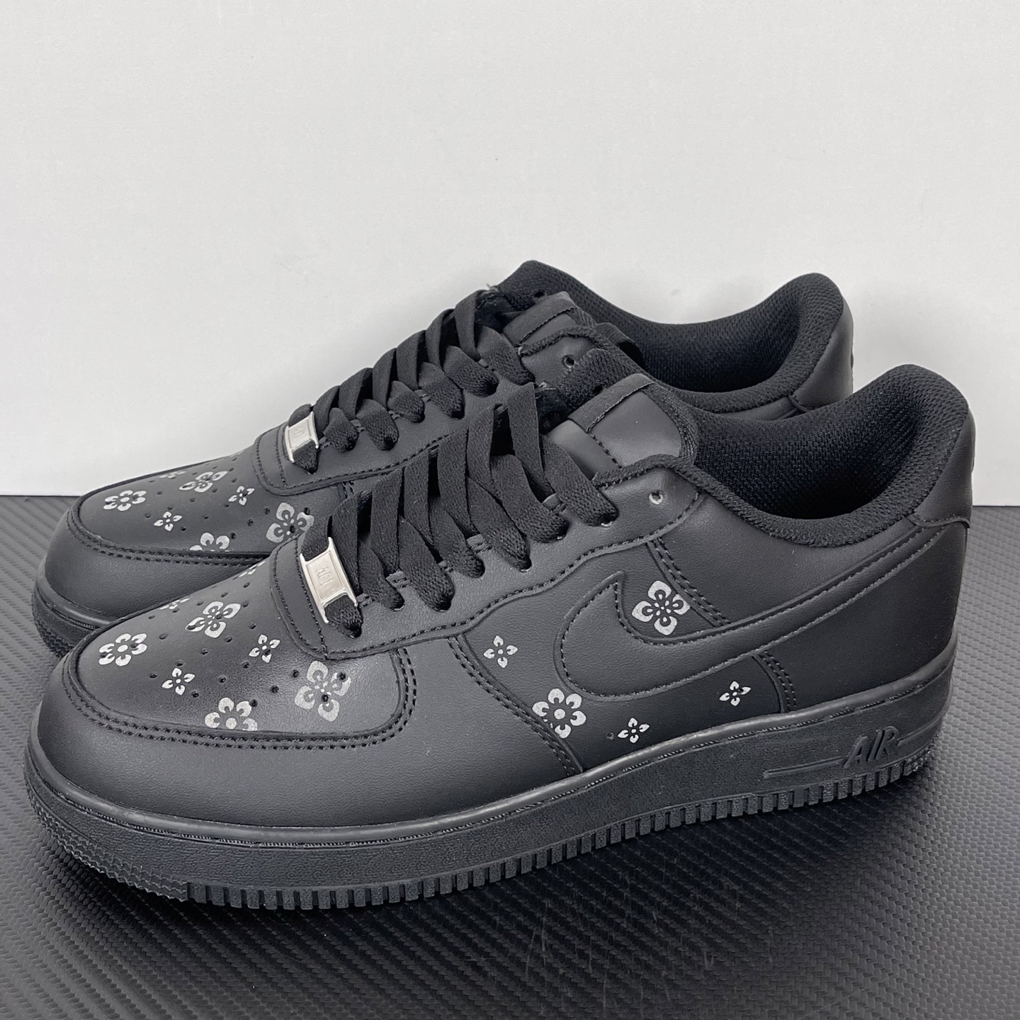 特价    
 NK Air Force 1´07 Low 空军一号低帮百搭休闲运动板鞋 纯黑印花！
货
