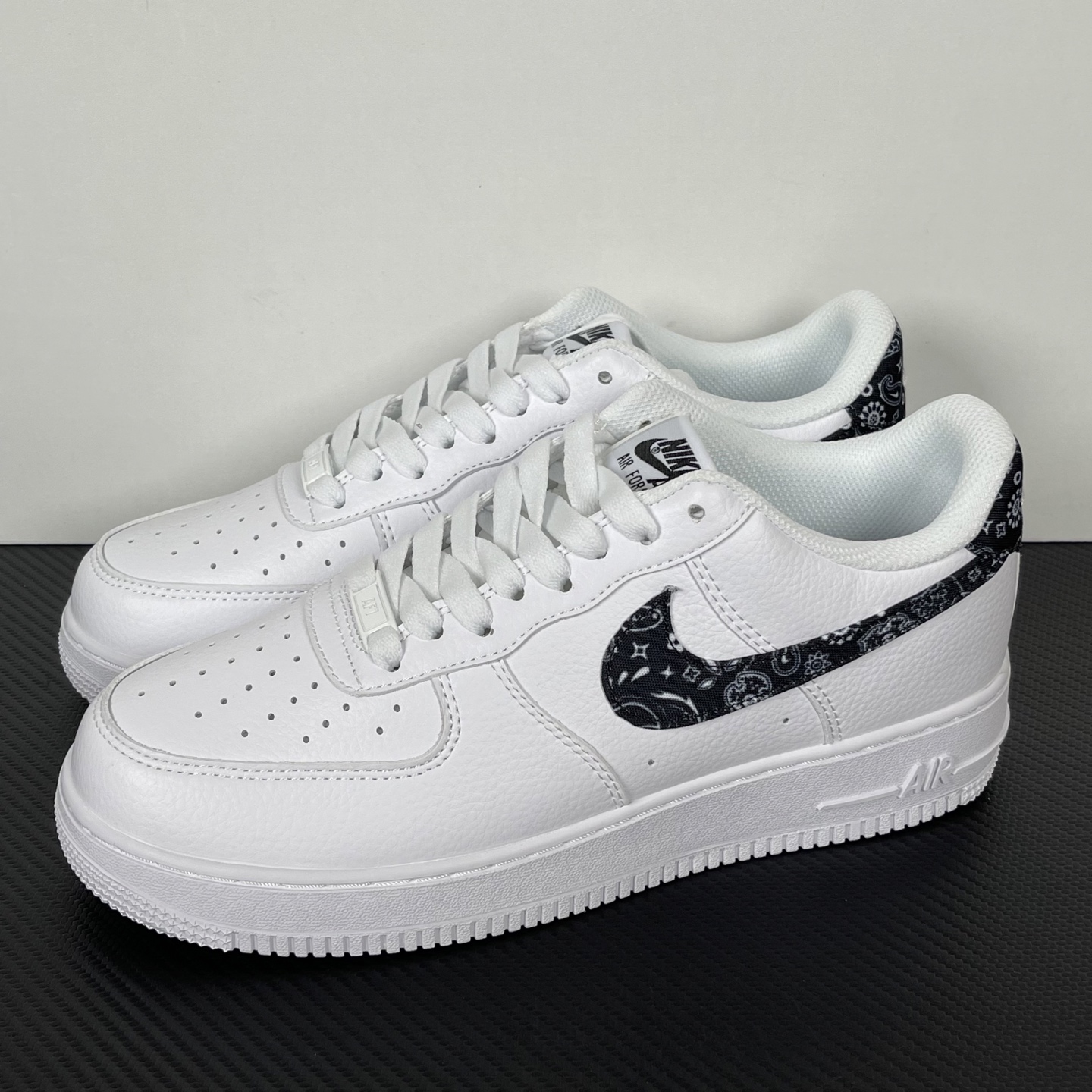 特价    
 NK Air Force 1´07 Low 空军一号低帮百搭休闲运动板鞋 纯白黑勾腰果花