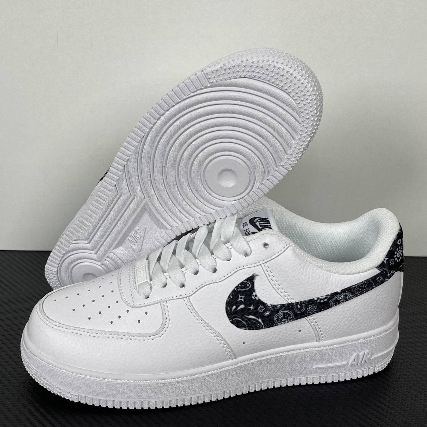 特价    
 NK Air Force 1´07 Low 空军一号低帮百搭休闲运动板鞋 纯白黑勾腰果花