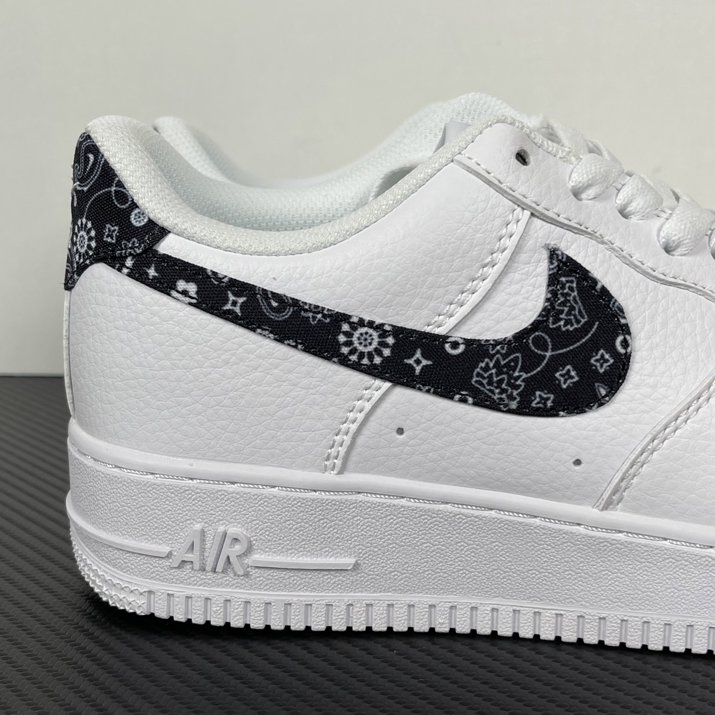特价    
 NK Air Force 1´07 Low 空军一号低帮百搭休闲运动板鞋 纯白黑勾腰果花
