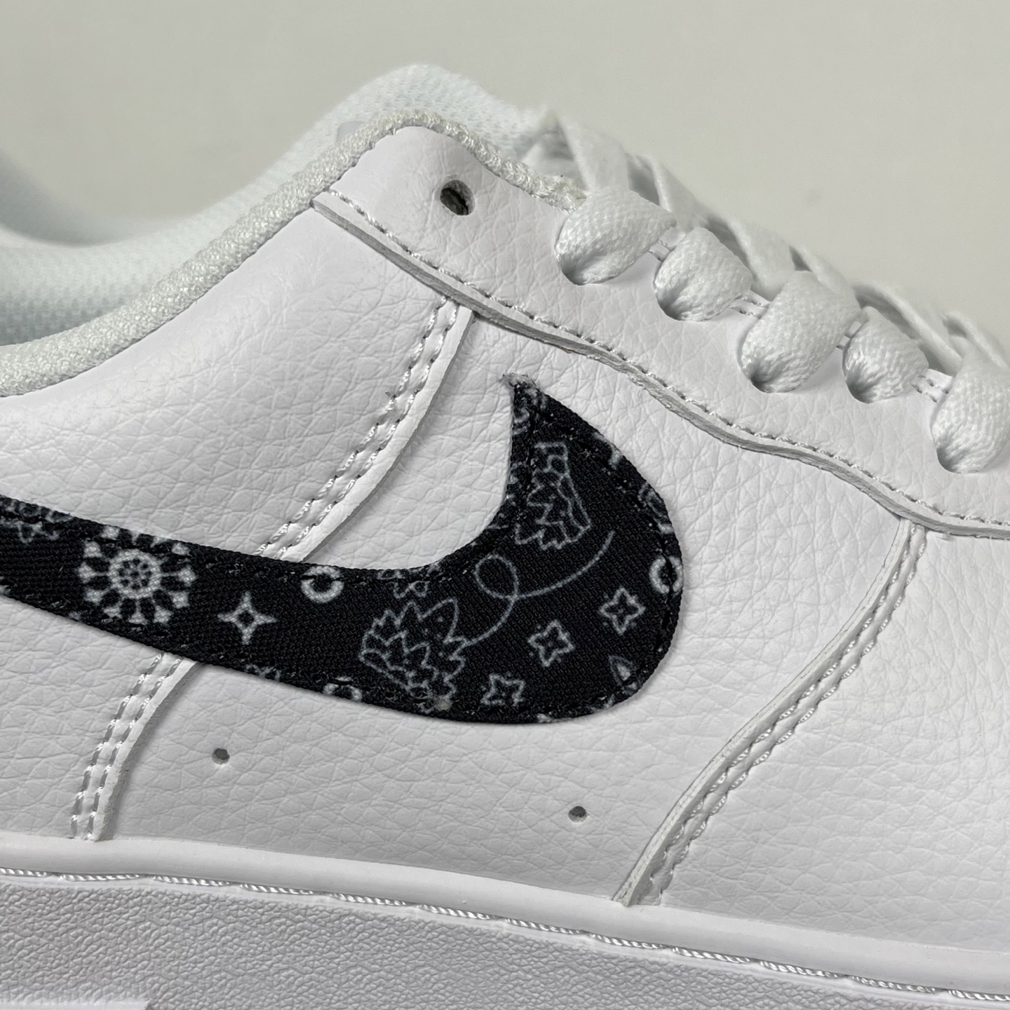 特价    
 NK Air Force 1´07 Low 空军一号低帮百搭休闲运动板鞋 纯白黑勾腰果花