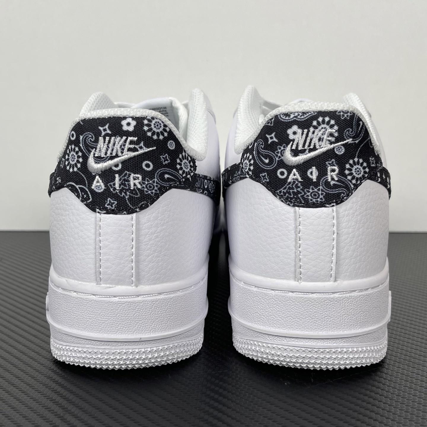 特价    
 NK Air Force 1´07 Low 空军一号低帮百搭休闲运动板鞋 纯白黑勾腰果花