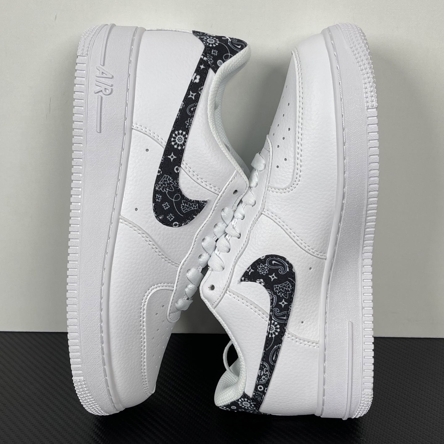 特价    
 NK Air Force 1´07 Low 空军一号低帮百搭休闲运动板鞋 纯白黑勾腰果花