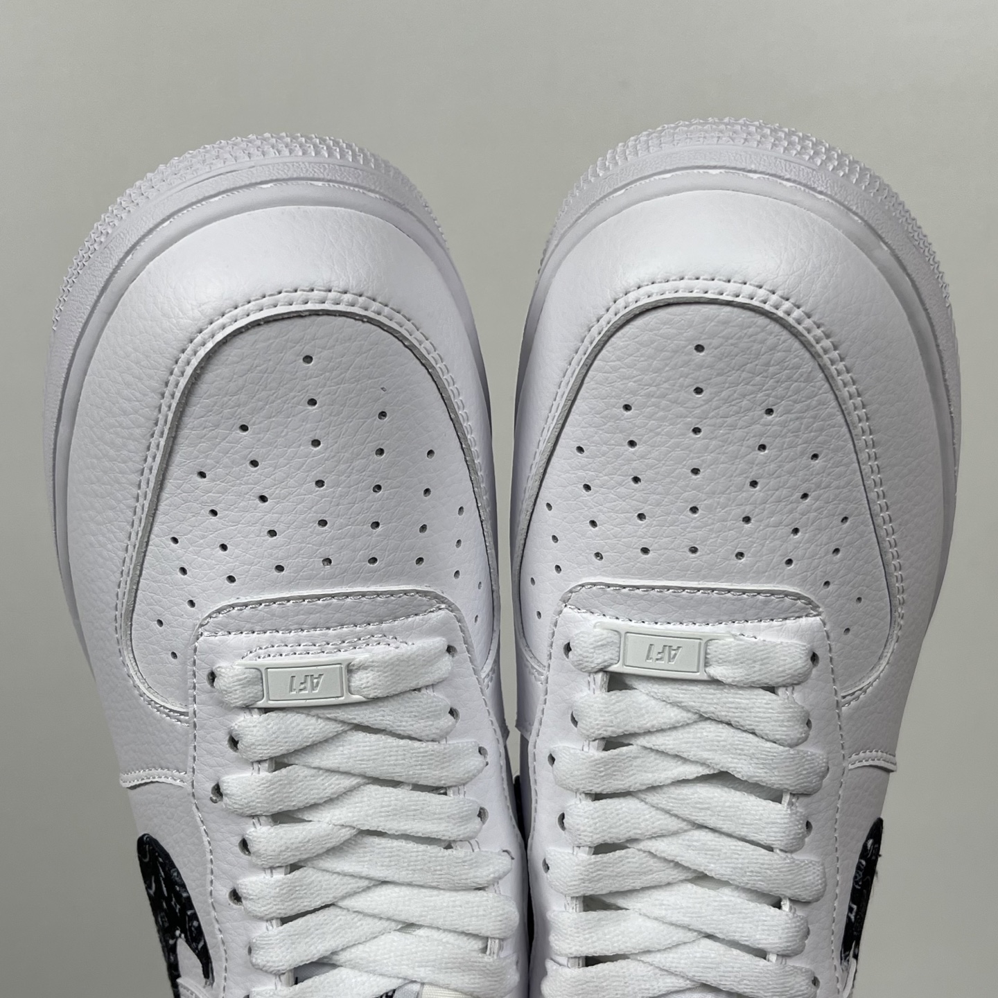 特价    
 NK Air Force 1´07 Low 空军一号低帮百搭休闲运动板鞋 纯白黑勾腰果花