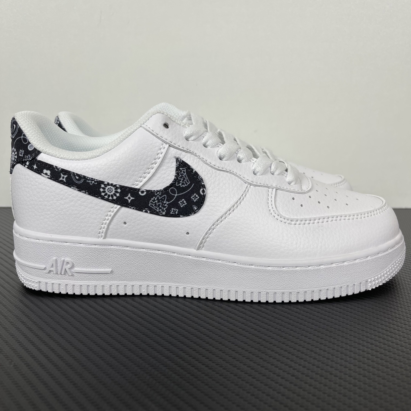 特价    
 NK Air Force 1´07 Low 空军一号低帮百搭休闲运动板鞋 纯白黑勾腰果花