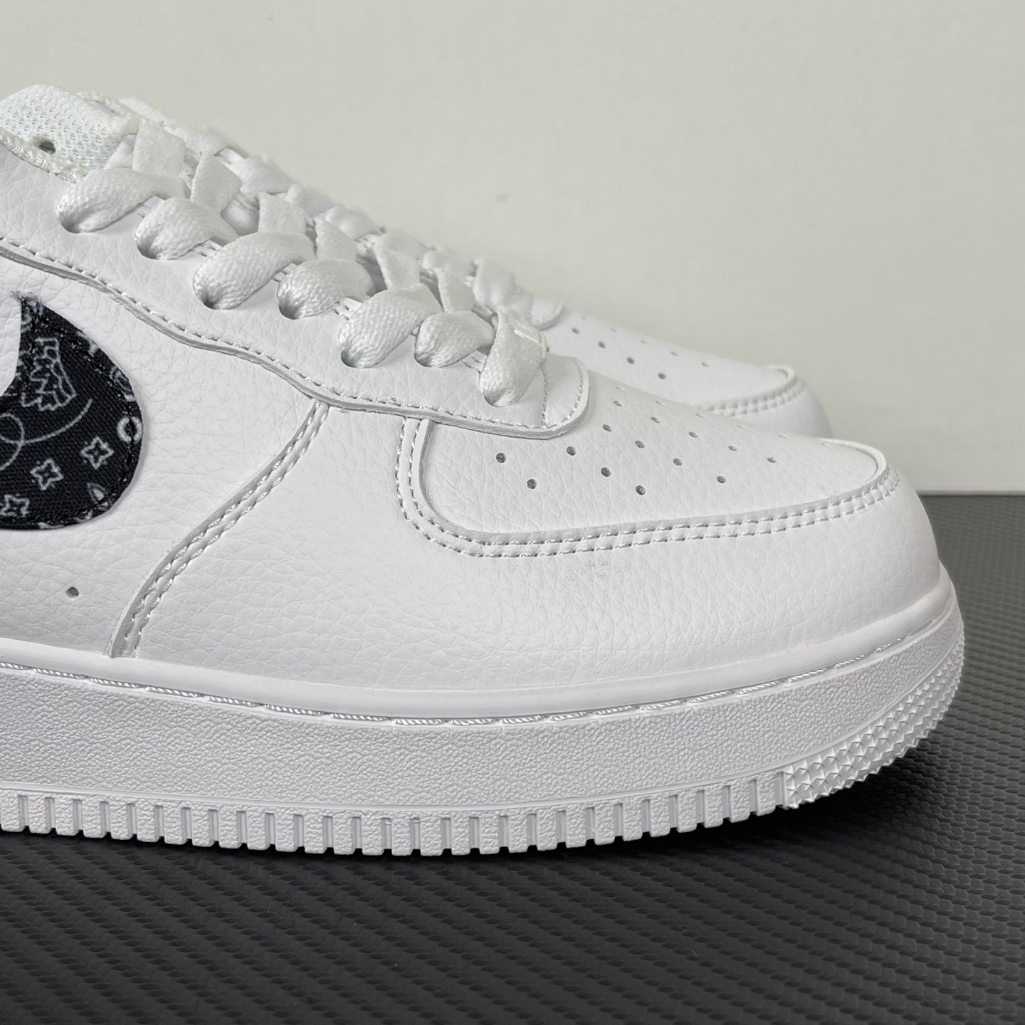 特价    
 NK Air Force 1´07 Low 空军一号低帮百搭休闲运动板鞋 纯白黑勾腰果花