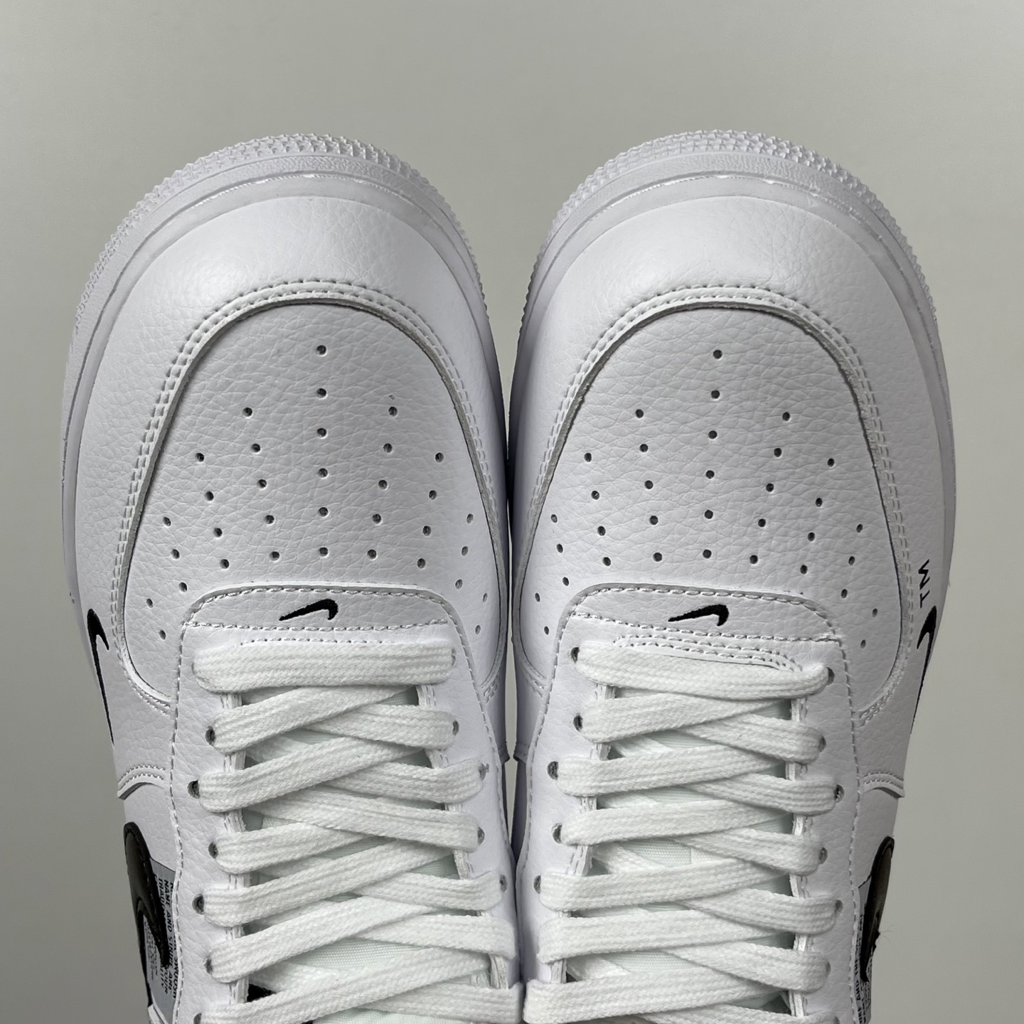 特价    
【纯原】！NK Air Force 1 Low ‘07 空军一号低帮经典板鞋 白解构！
货