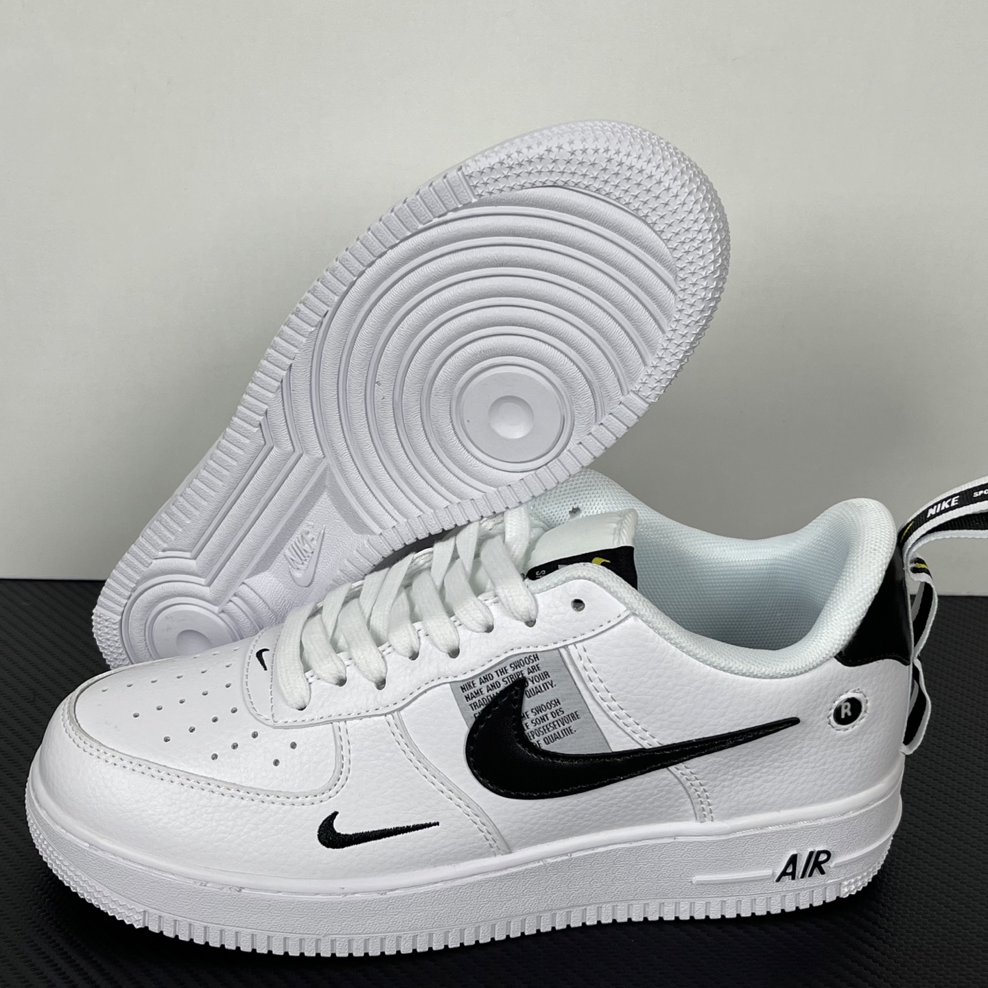 特价    
【纯原】！NK Air Force 1 Low ‘07 空军一号低帮经典板鞋 白解构！
货
