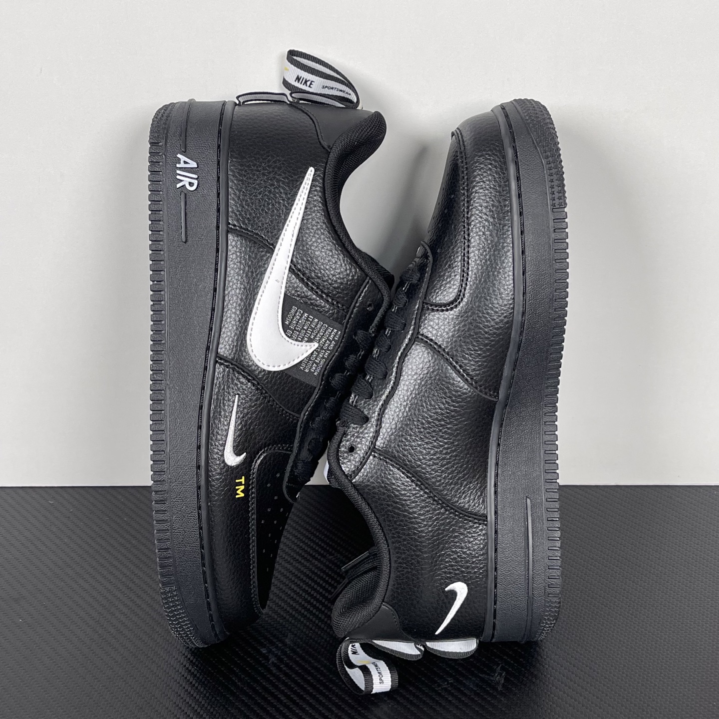 特价    
【纯原】！NK Air Force 1 Low ‘07 空军一号低帮经典板鞋 白解构！
货