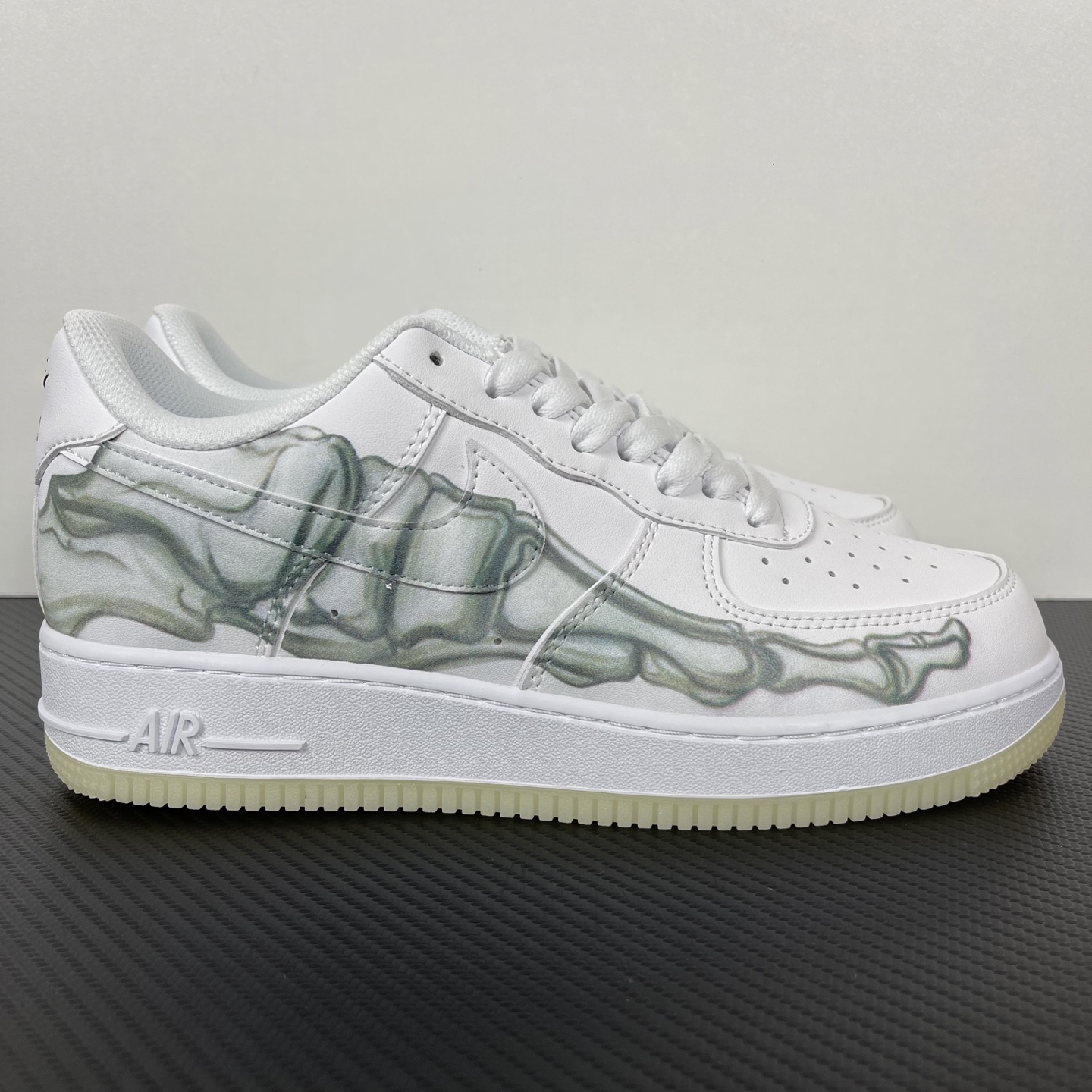 特价    
【纯原】！NK Air Force 1 Low ‘07 空军一号低帮经典板鞋 白骨头！
货
