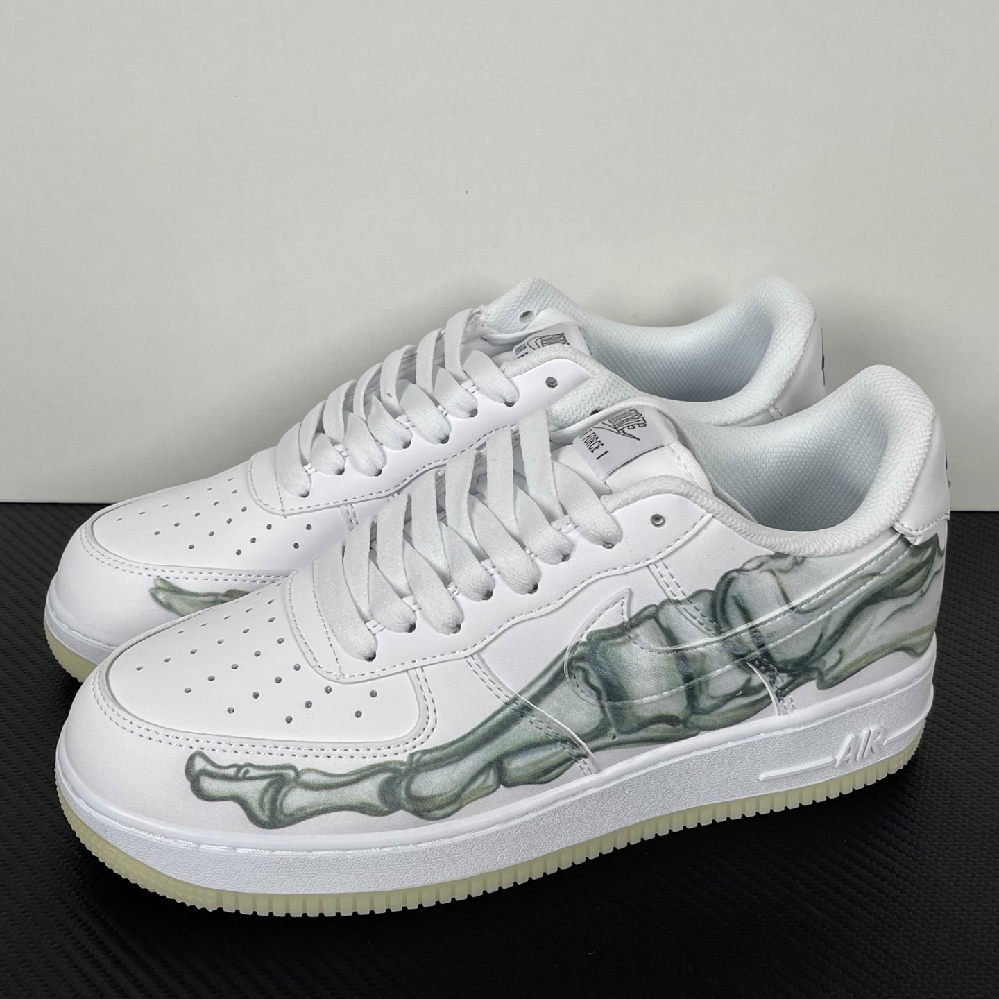 特价    
【纯原】！NK Air Force 1 Low ‘07 空军一号低帮经典板鞋 白骨头！
货