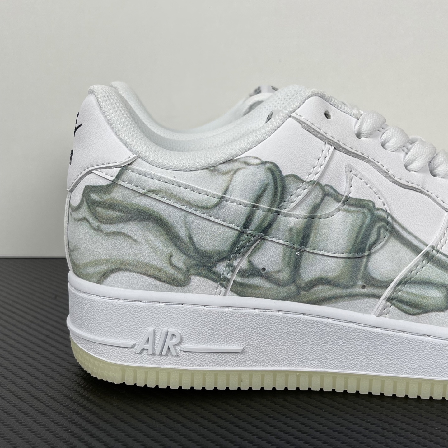 特价    
【纯原】！NK Air Force 1 Low ‘07 空军一号低帮经典板鞋 白骨头！
货