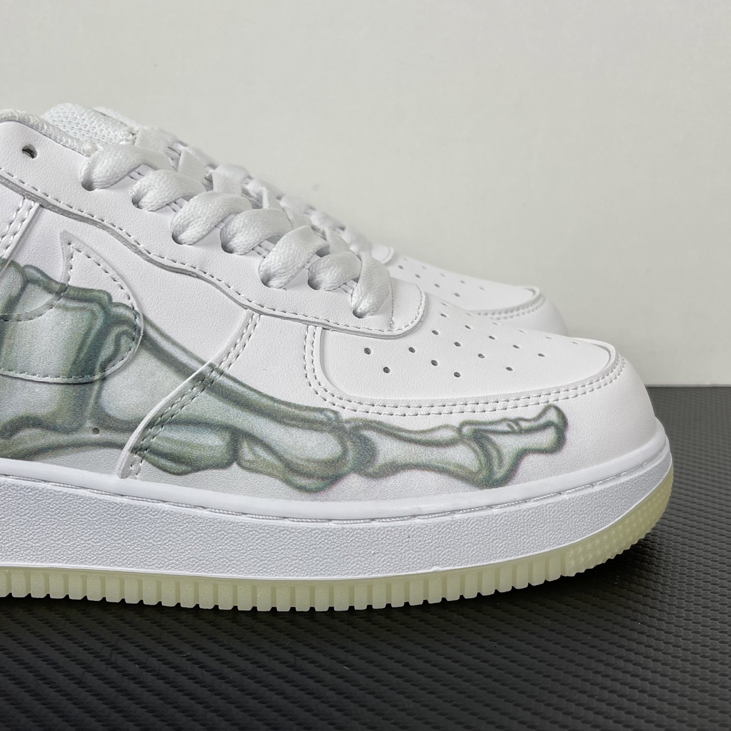 特价    
【纯原】！NK Air Force 1 Low ‘07 空军一号低帮经典板鞋 白骨头！
货