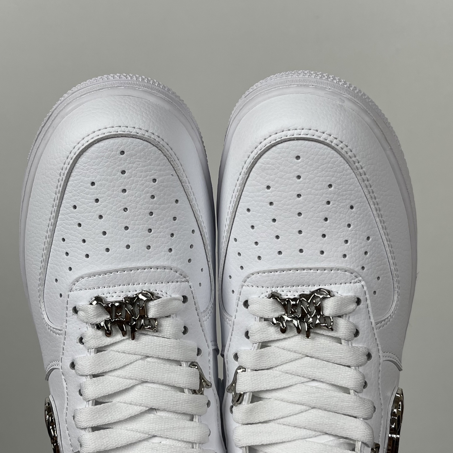 特价    
【纯原】！NK Air Force 1 Low ‘07 空军一号低帮经典板鞋 液态银！
货