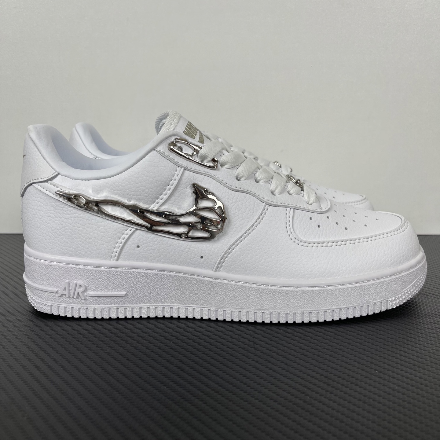 特价    
【纯原】！NK Air Force 1 Low ‘07 空军一号低帮经典板鞋 液态银！
货