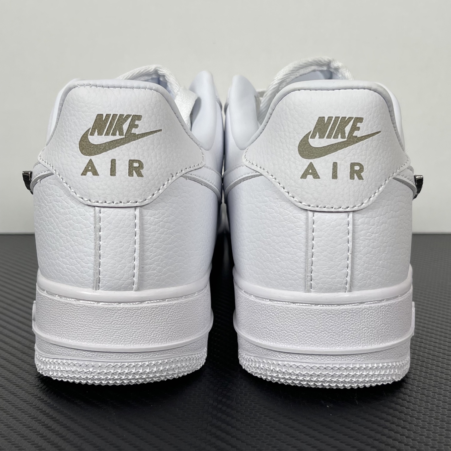 特价    
【纯原】！NK Air Force 1 Low ‘07 空军一号低帮经典板鞋 液态银！
货